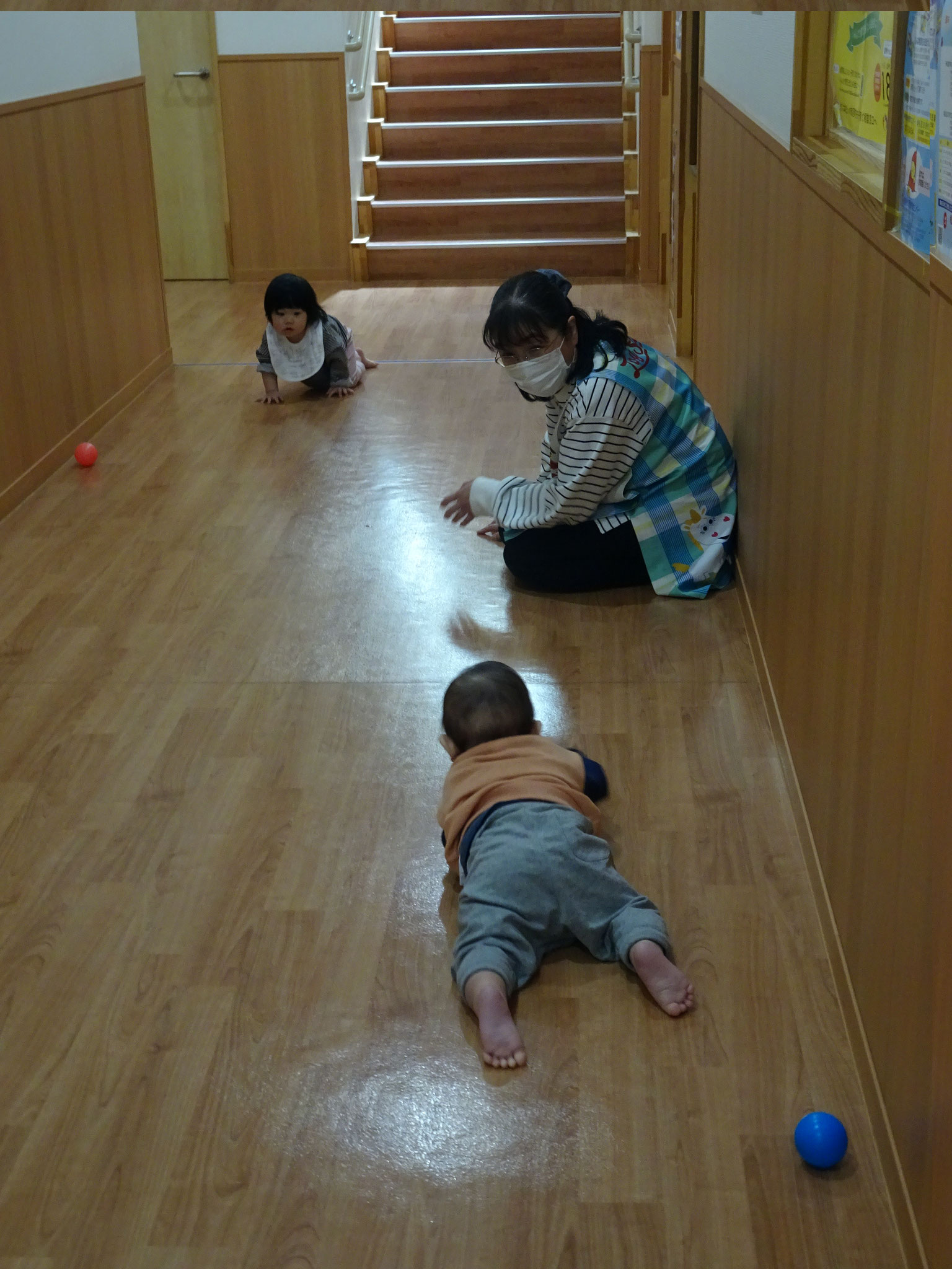 4/10 ひよこ組　廊下でハイハイ練習