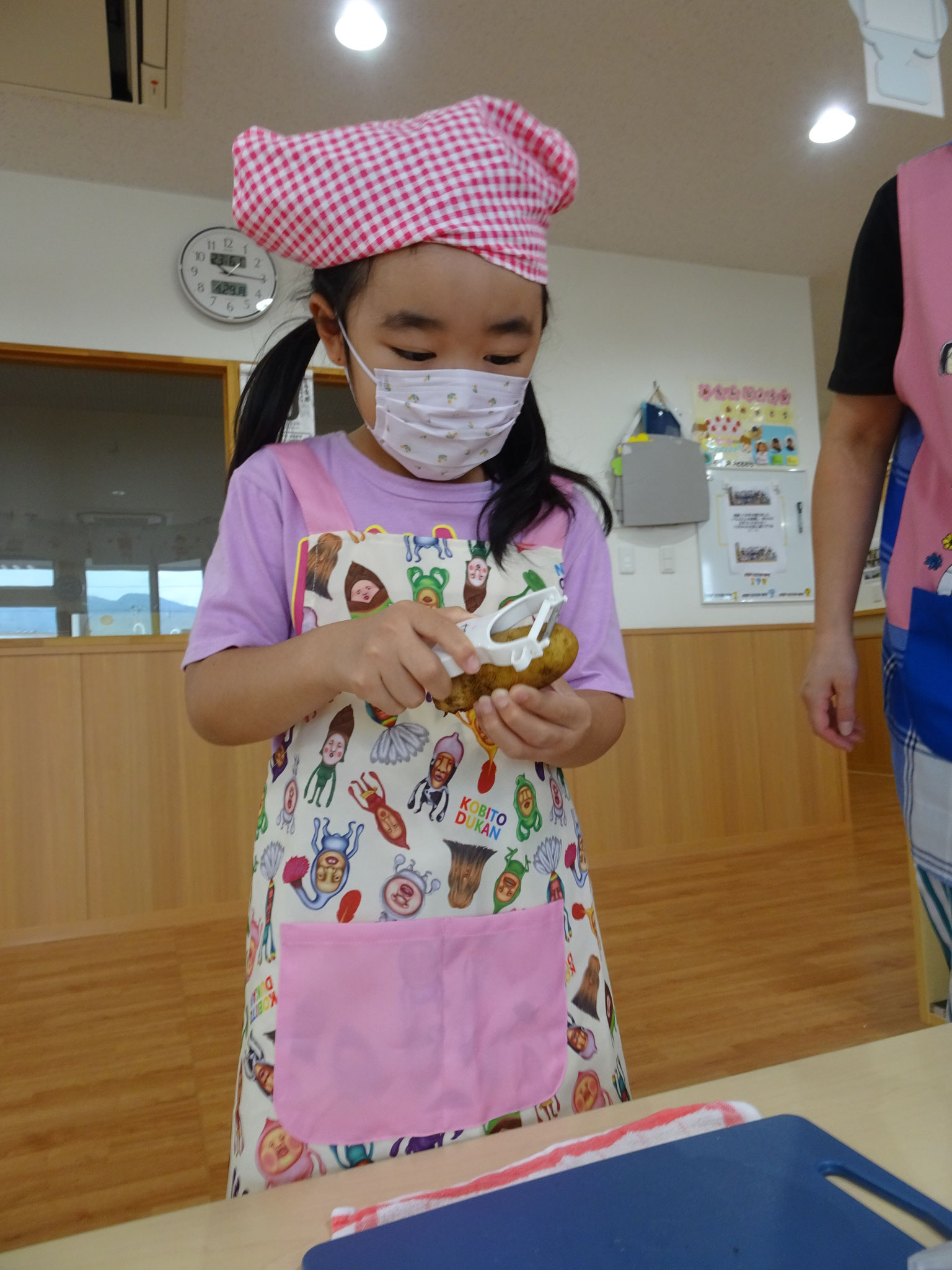 みんなで育てたじゃがいもの皮むきをしましたよ☆