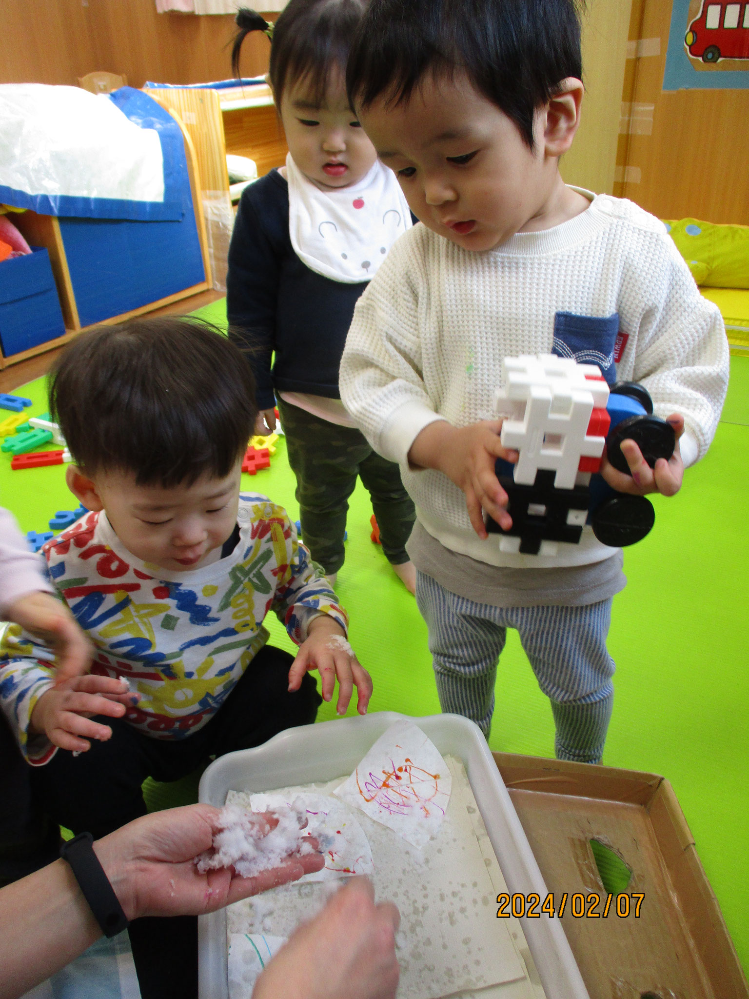 2/7 ひよこ組　お部屋で雪遊び