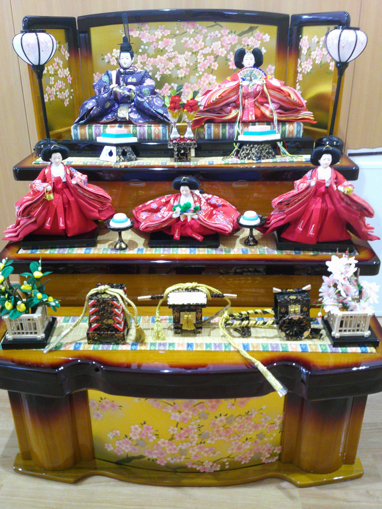 おひなさまが飾られました。毎日嬉しそうに眺めながら登降園していますよ。