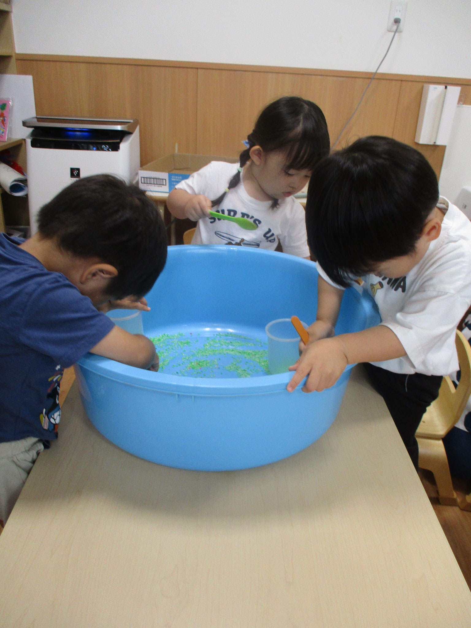 7/1 うさぎ組　食紅で色を付けたお米をたくさん触りまし。。