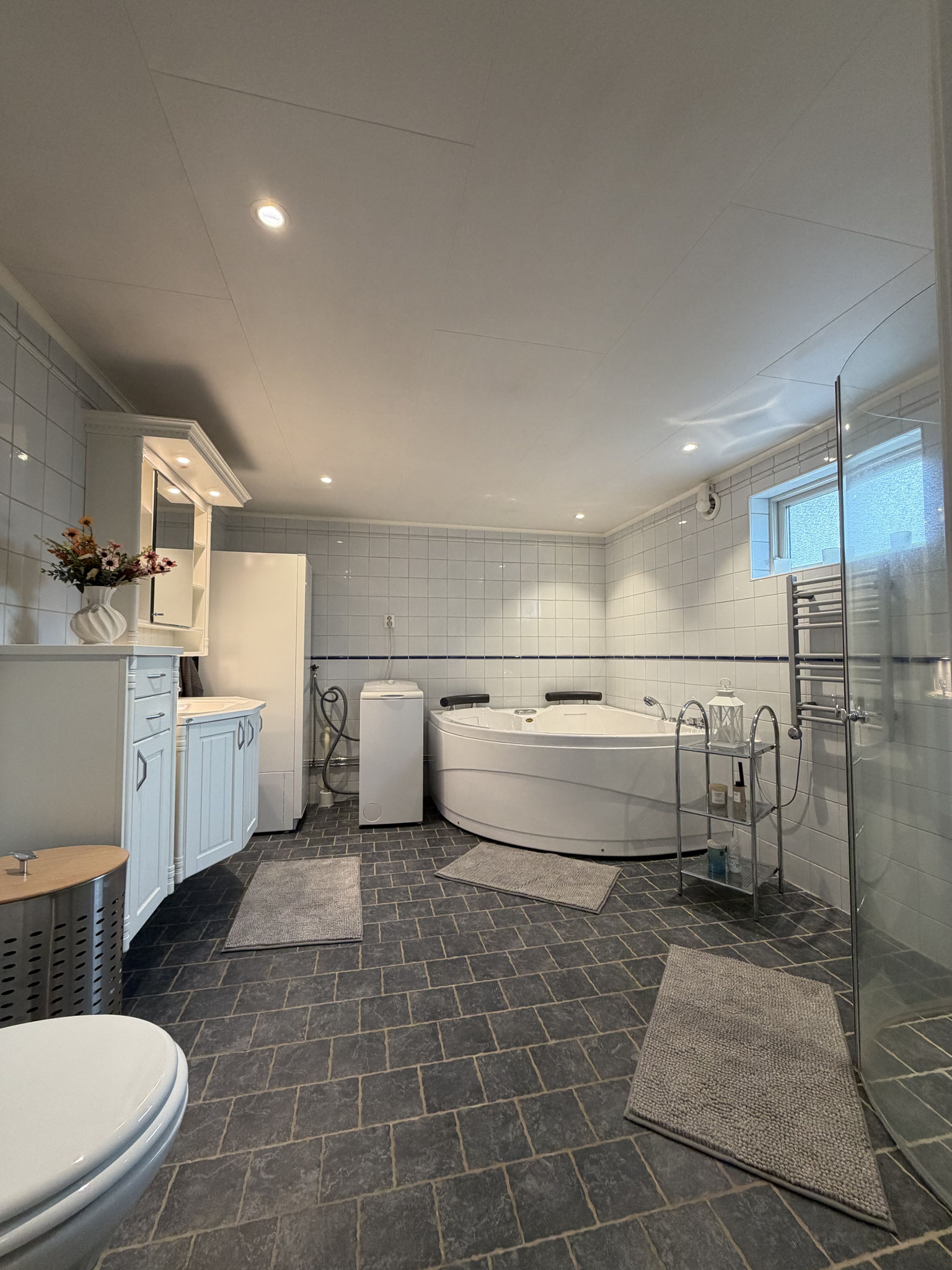 Großes Bad mit Massagebadewanne für 2 Personen, Dusche, Waschmaschine und WC