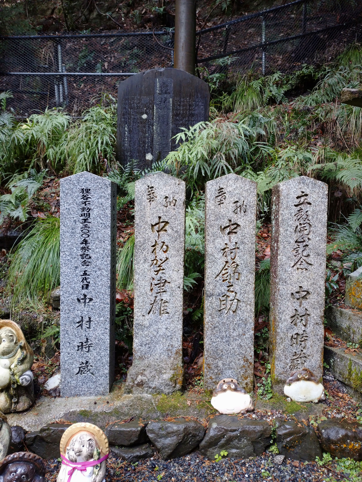 著名人の石碑が並びます。