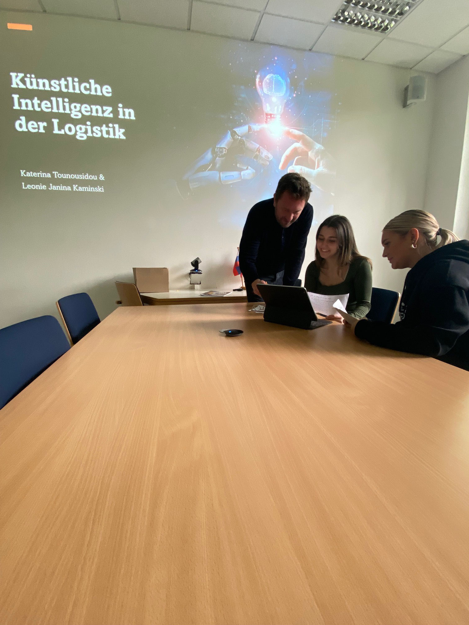 Das Projektteam bei der Arbeit: Jürgen Spanl im Gespräch mit Aikaterini Tounousidou und Leonie Kaminski