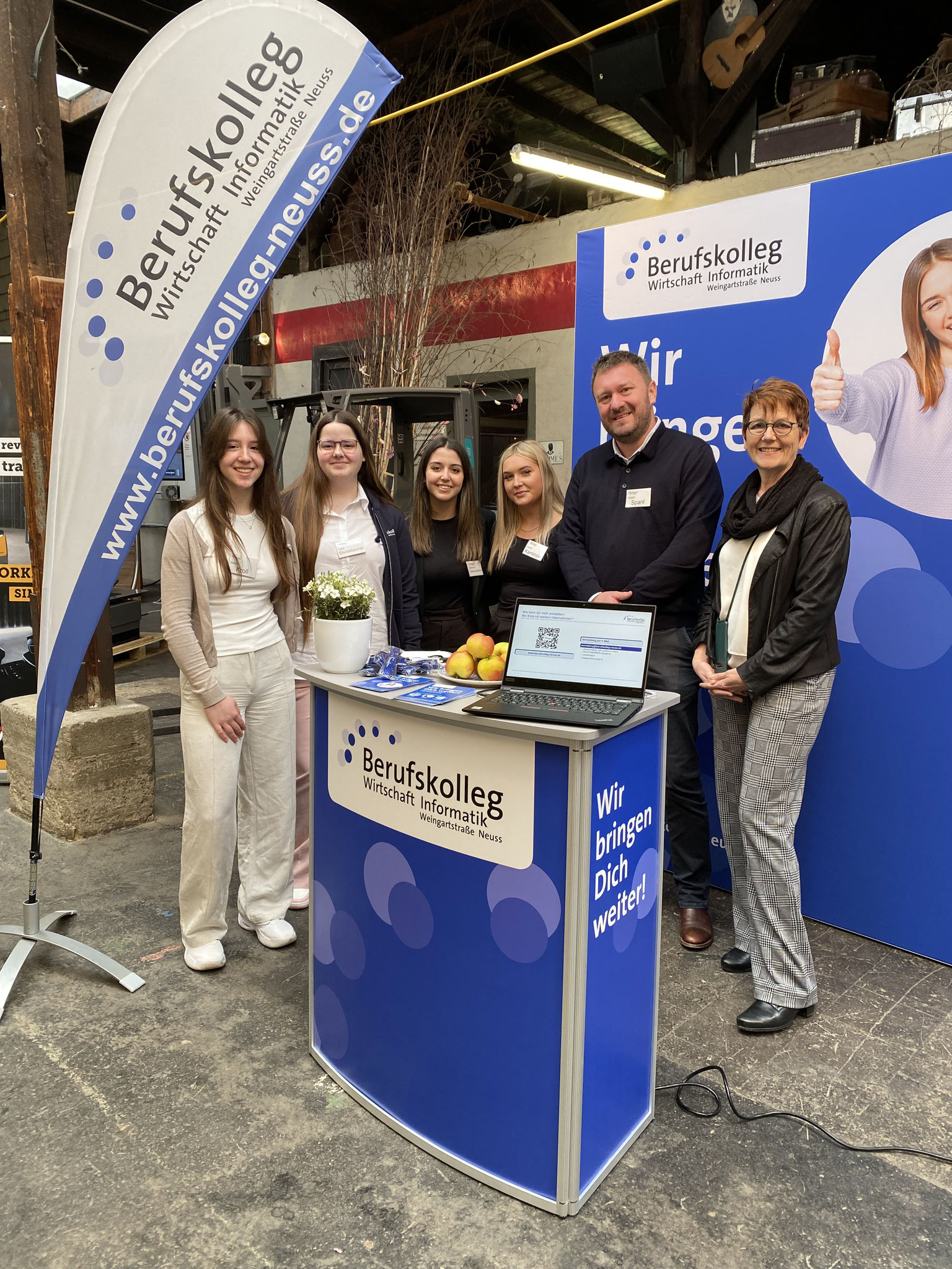 Isabell Kroll, Kyra Stürzebecher, Aikaterini Tounousidou, Leonie Kaminski, Jürgen Spanl und Gabi van  Bebber (Stellv. Schulleiterin) auf dem Tag der Logistik