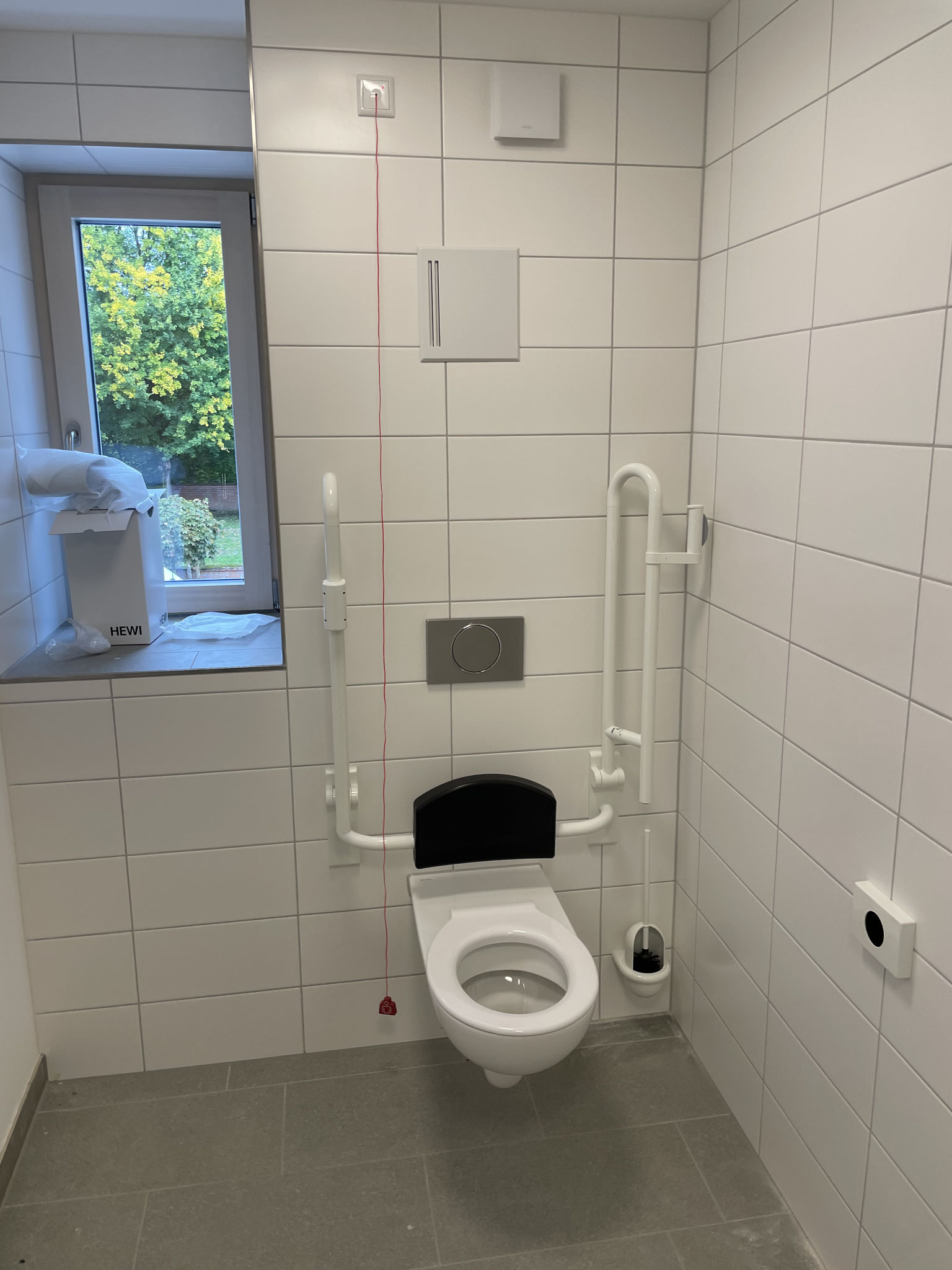 Behindertengerechte WC Anlage im öffentlichen Bereich des Gebäudes