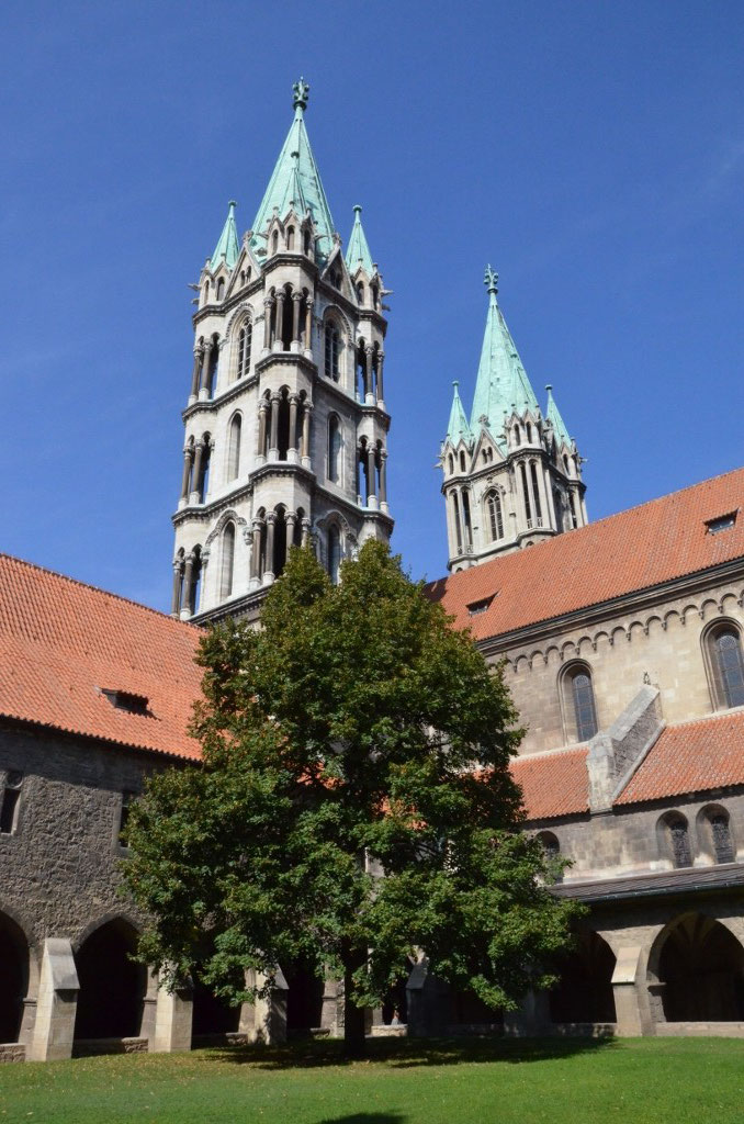 die Westtürme aus dem Kreuganghof