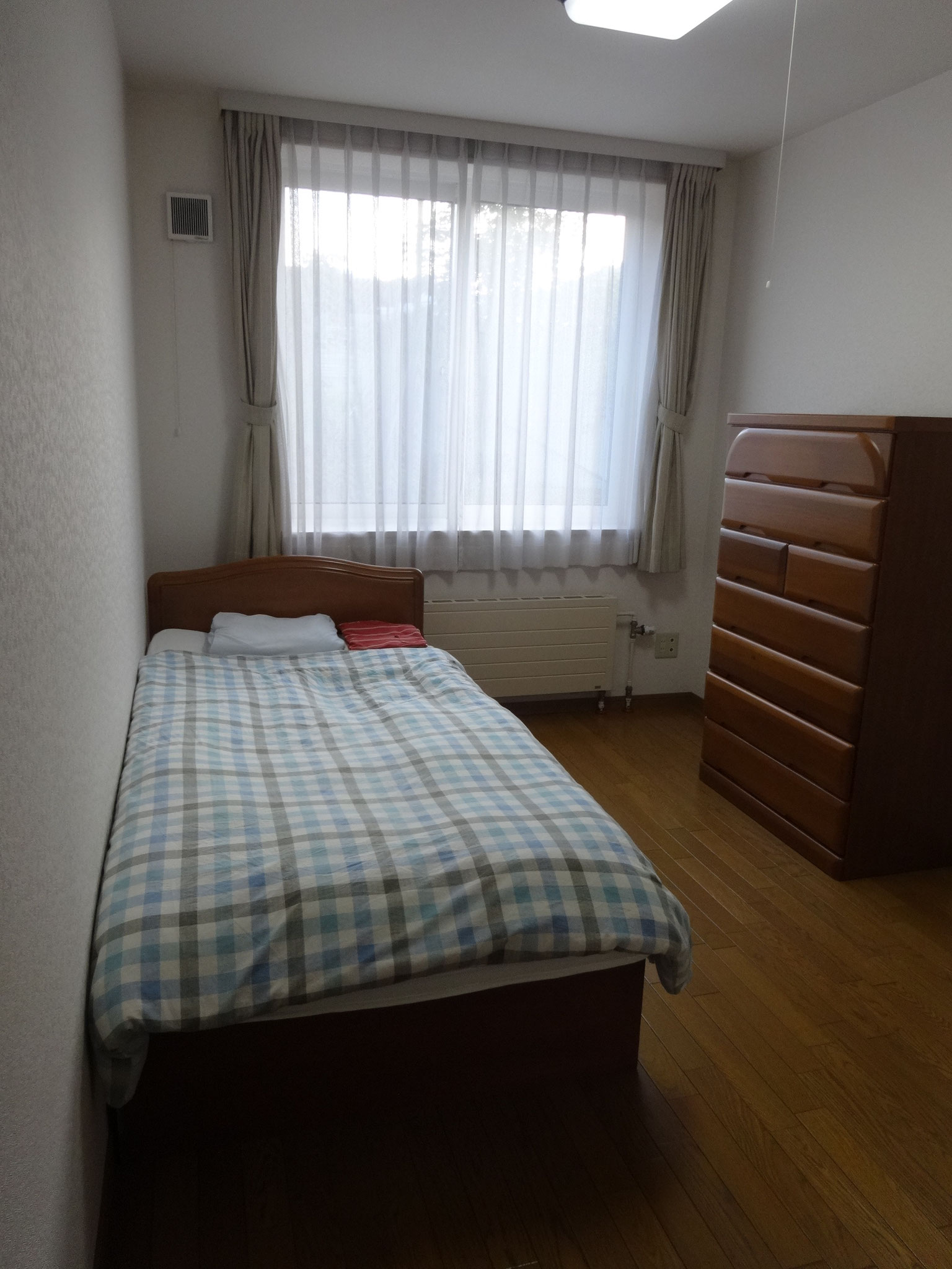 一人一部屋を用意しています。