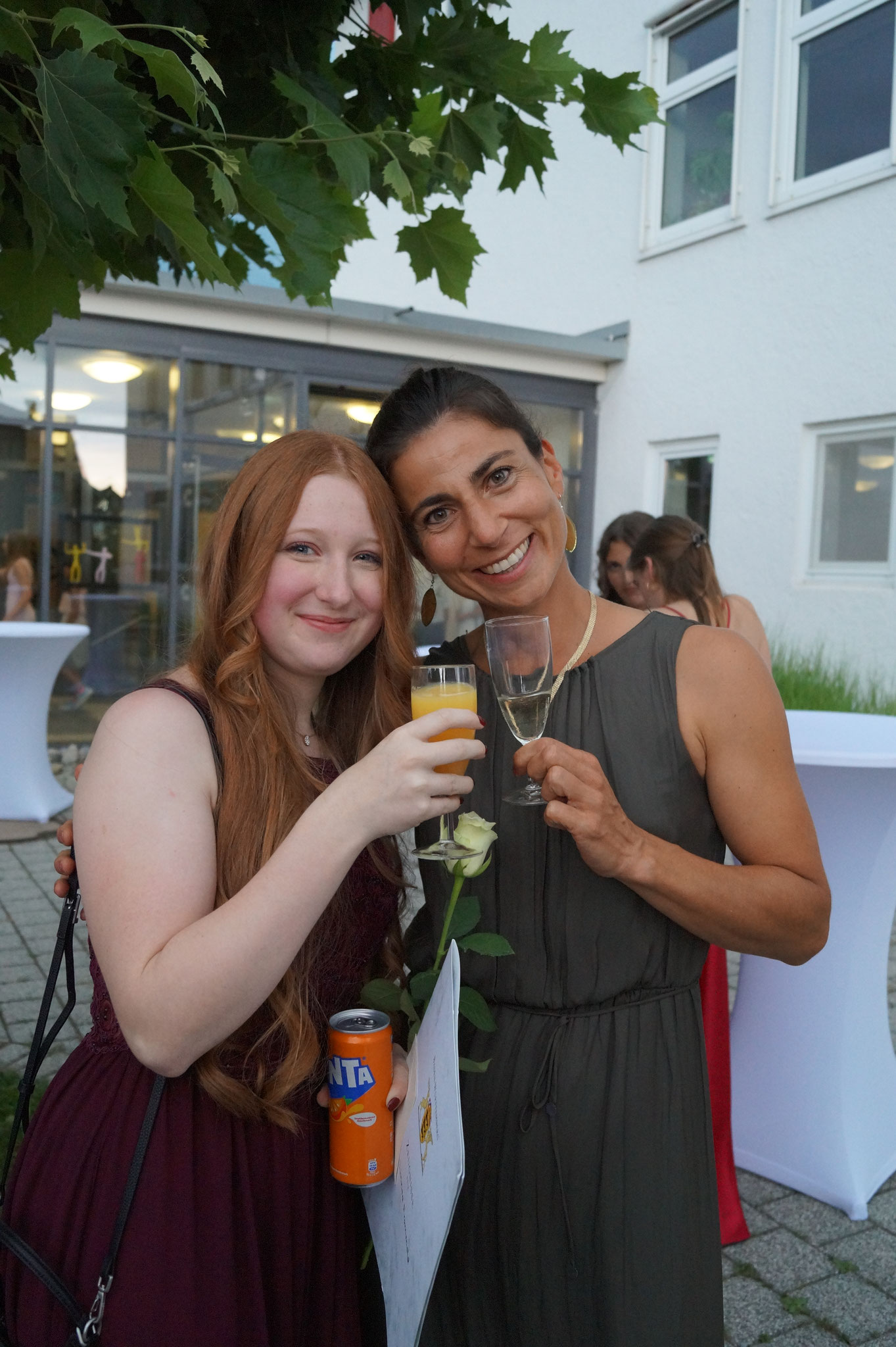 Frau Walker freut sich mit Linnea
