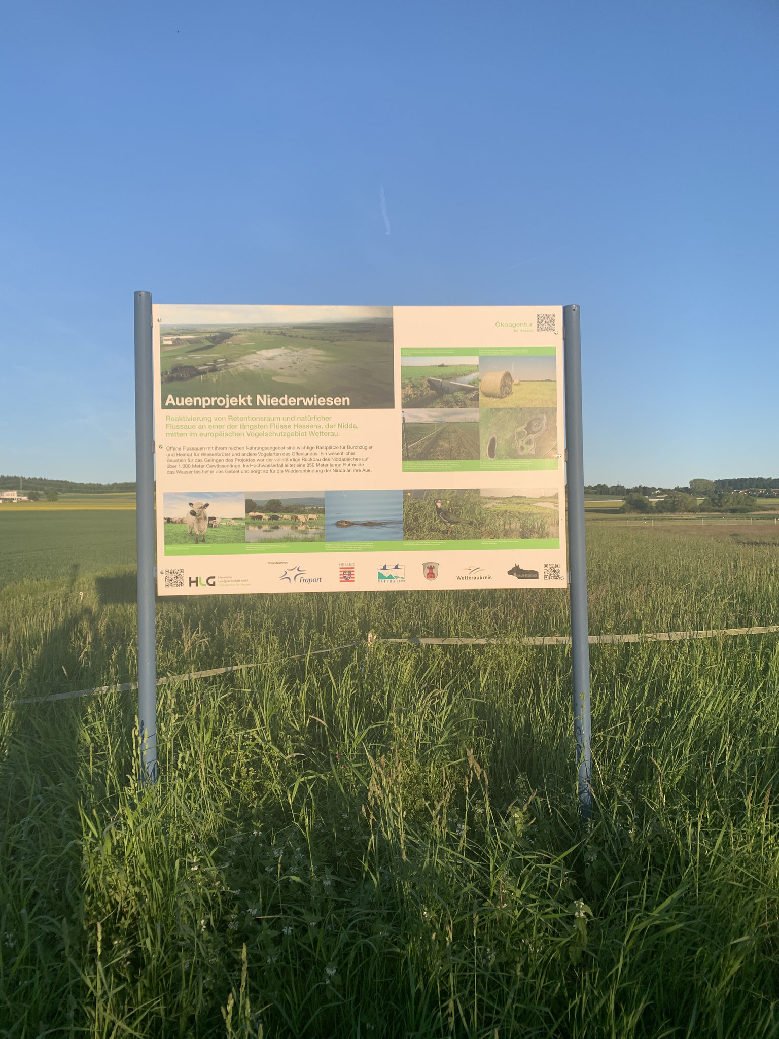Am Wegesrand steht Informationsmaterial für Interessierte bereit.