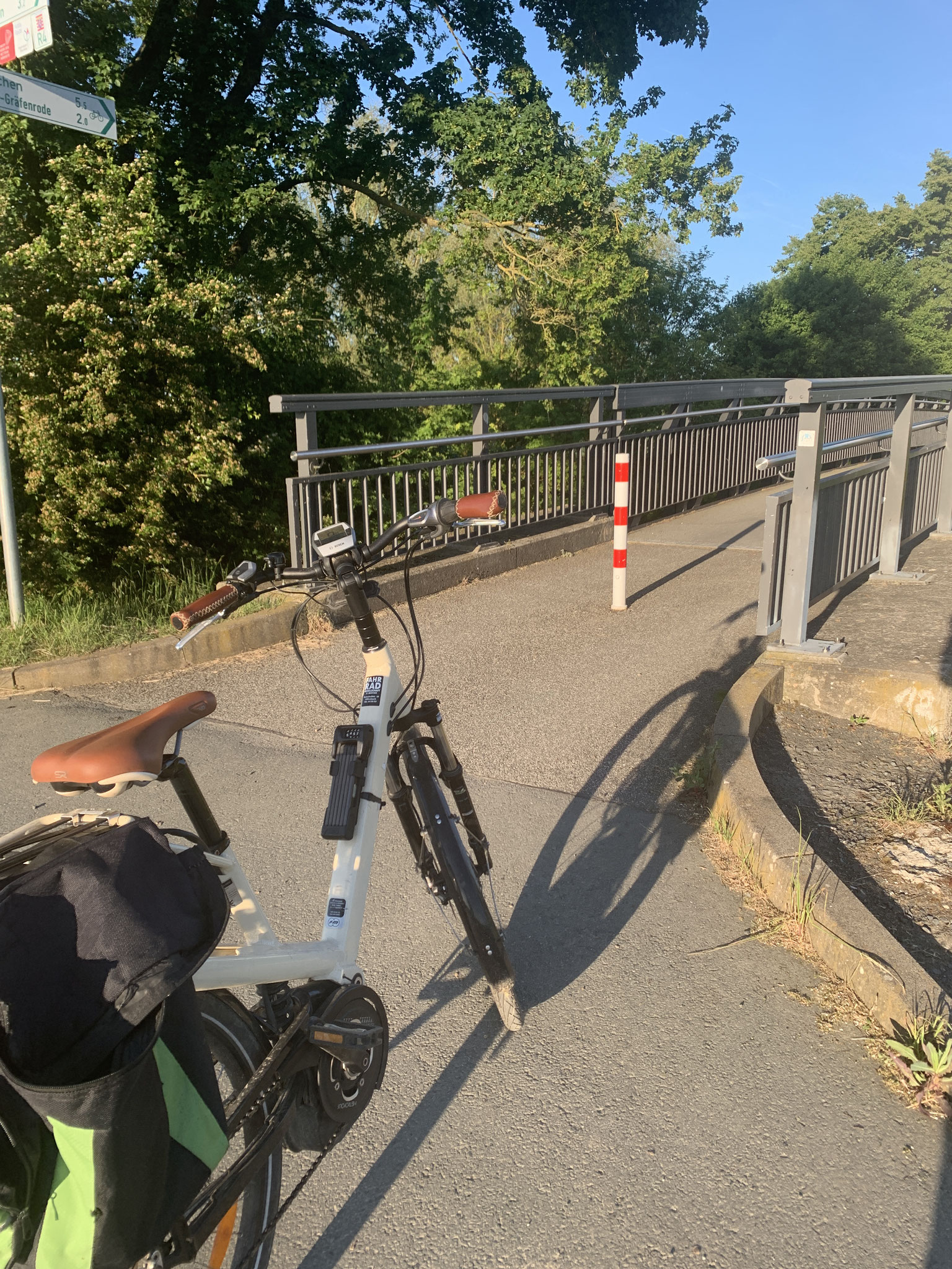 überquere ich die Brücke 