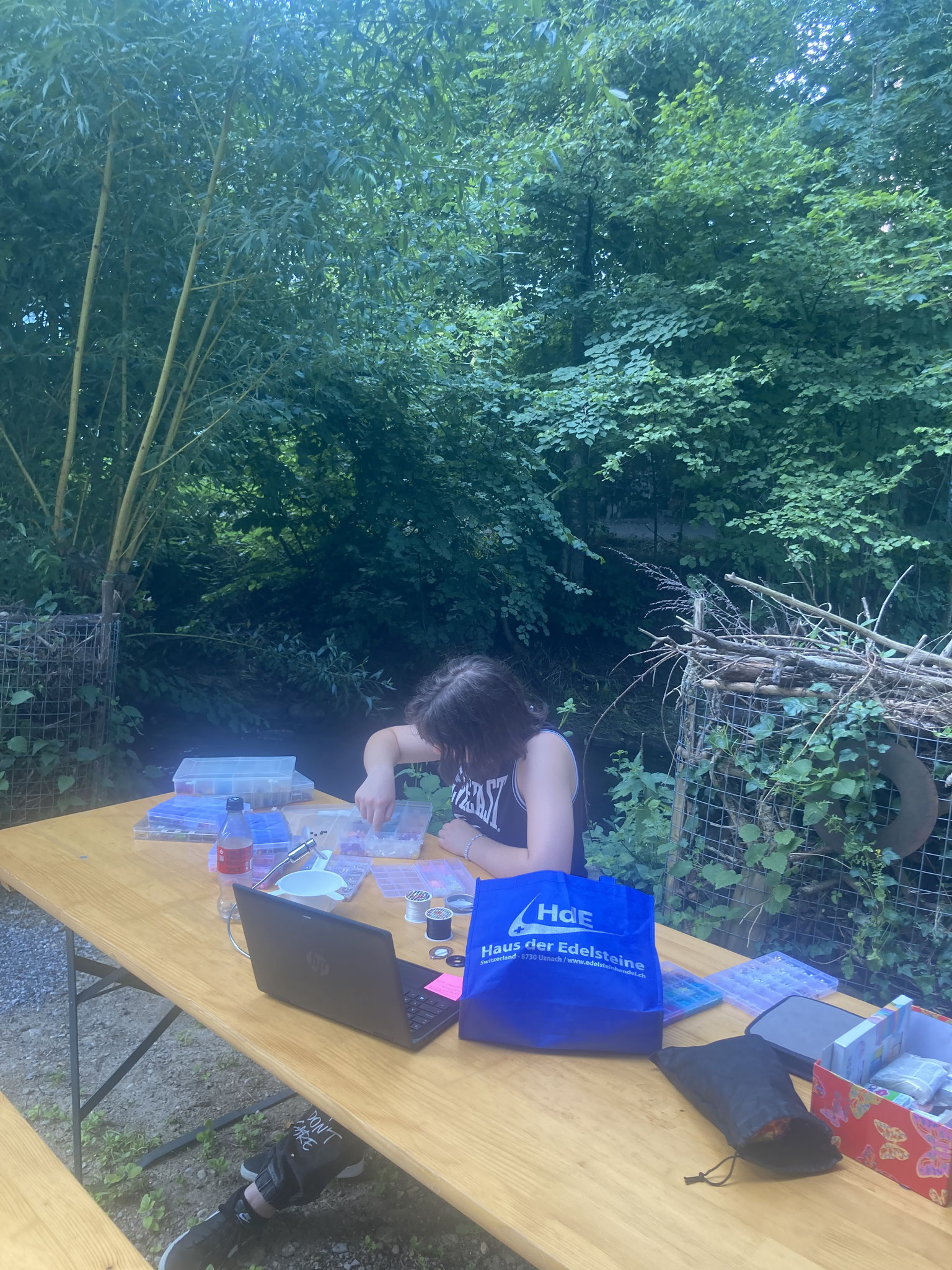 Unser Garten mit plätscherndem Wildbach und schattigen Bäumen ist ebenfalls ein Arbeitsplatz!