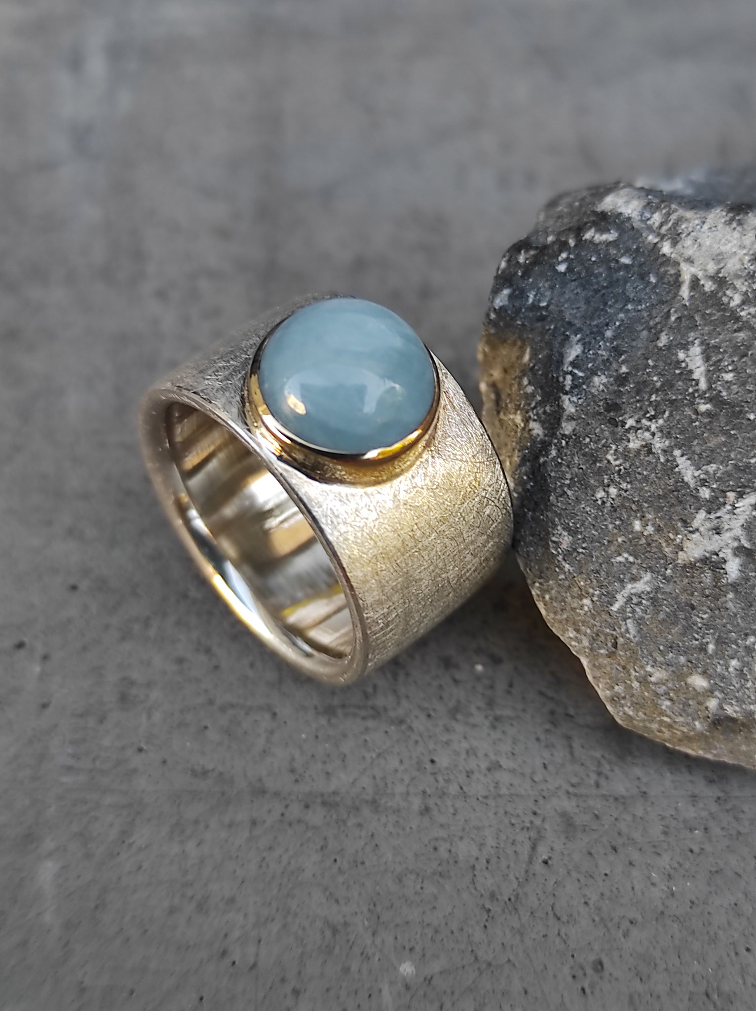 opaker Aquamarin als runder Cabochon