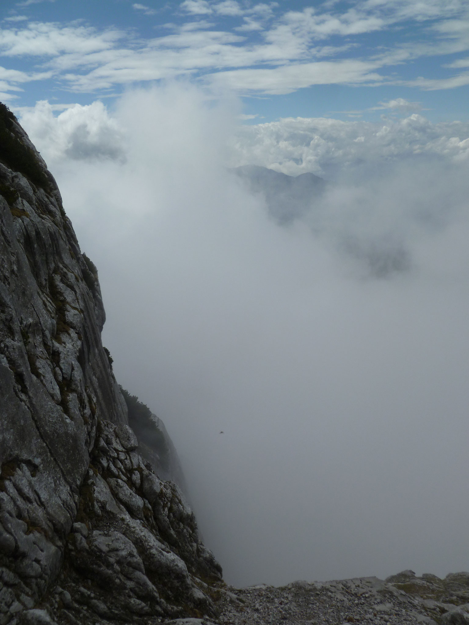 Nebel und verheißungsvolles Blau