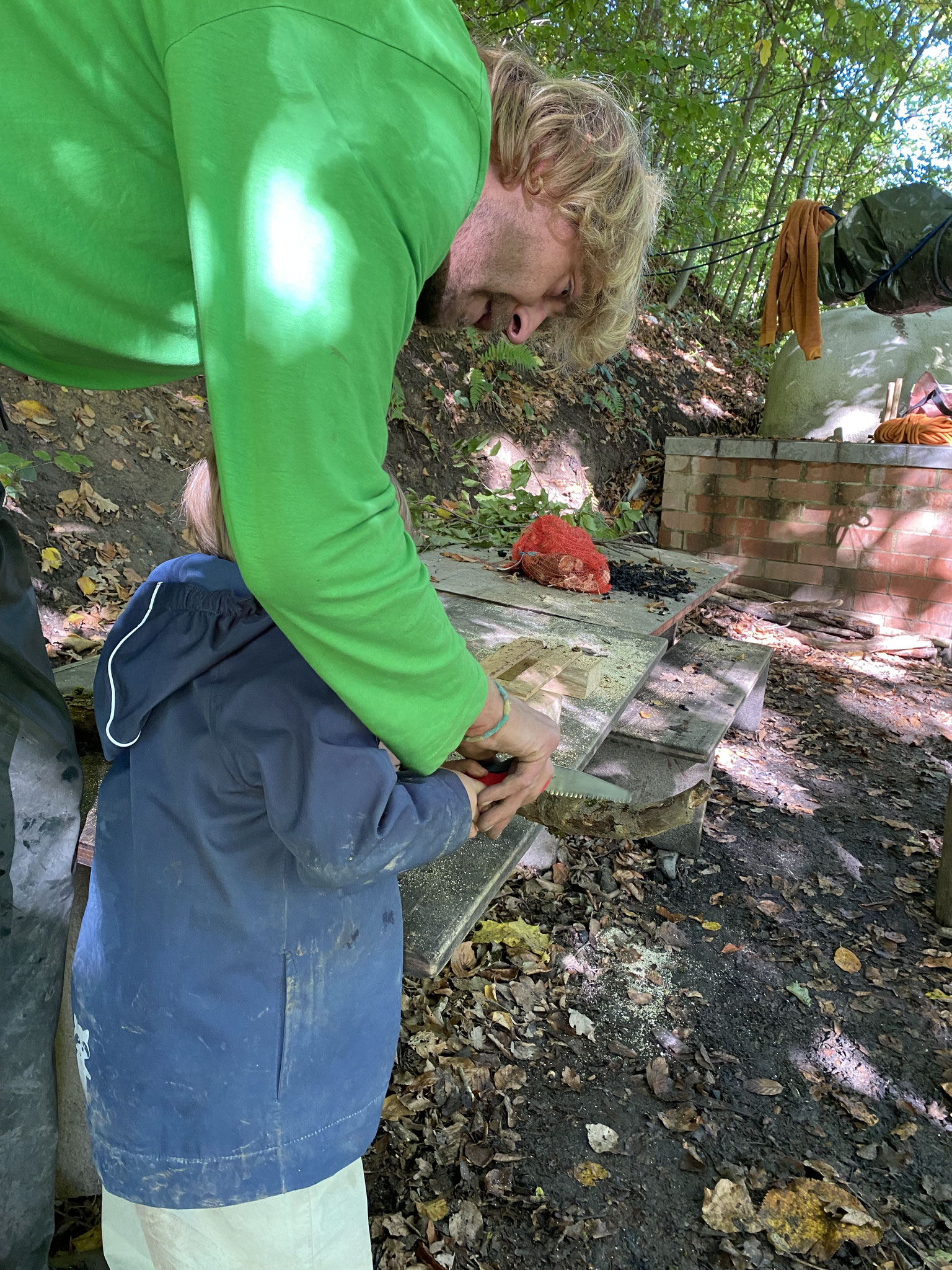 En train de scier et de bricoler avec Wald-Tobi - Mit Wald-Tobi am sägen und werkeln