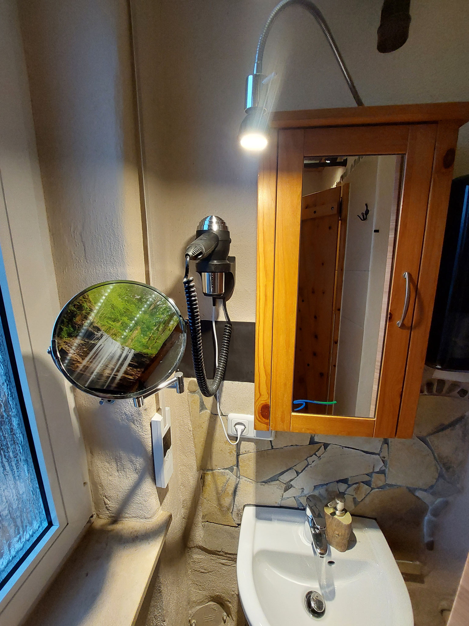 mit Spiegel und Föhn