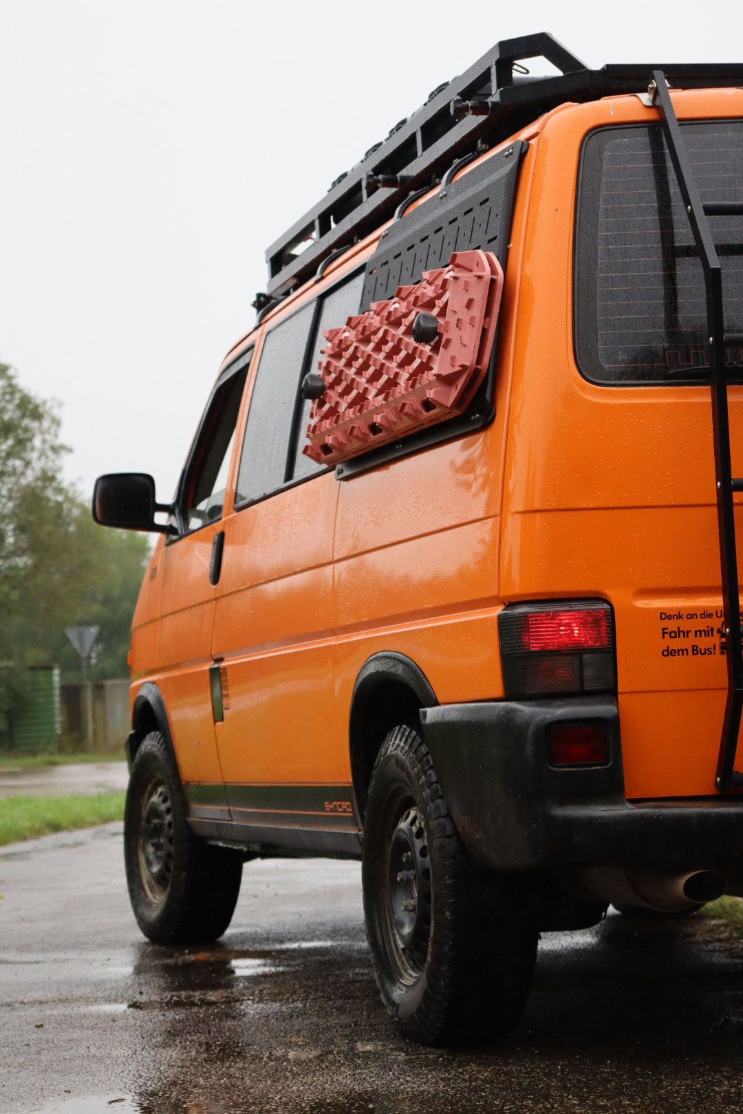 VW T4 Syncro mit SSC Heckleiter zum klemmen und unserem  Dachträger aus Aluminium