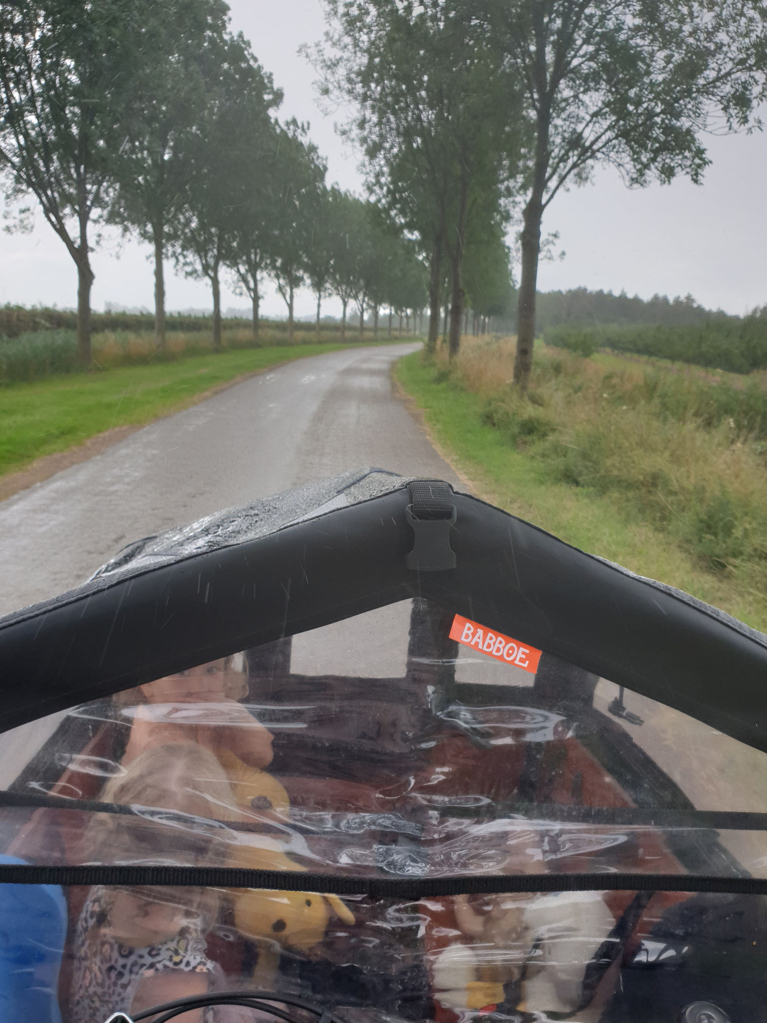 Op pad met de bakfiets, ook in de regen.