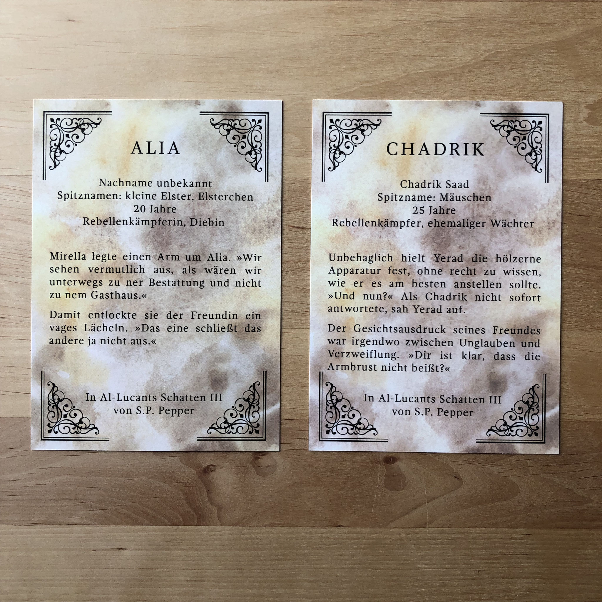 Rückseiten Charakterkarten (in den Boxen g, h und i)