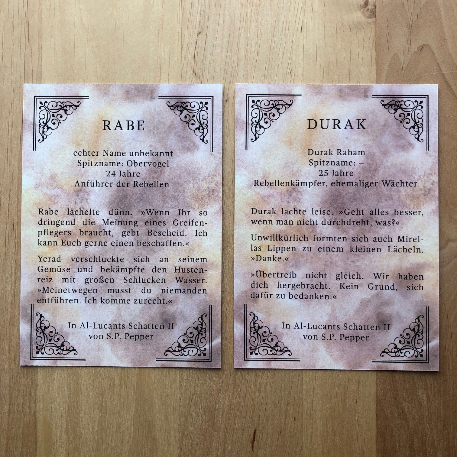 Rückseiten Charakterkarten (in den Boxen d, e und f)