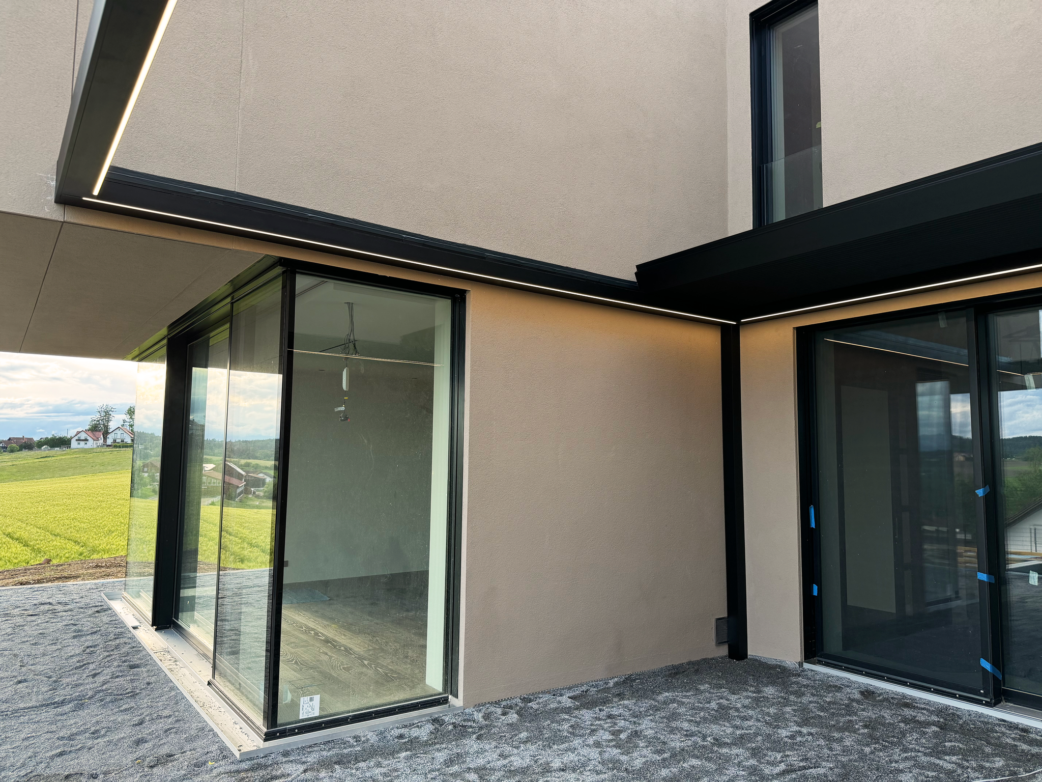 schwebende Terrassenüberdachung mit Lamellen und LED Beleuchtung