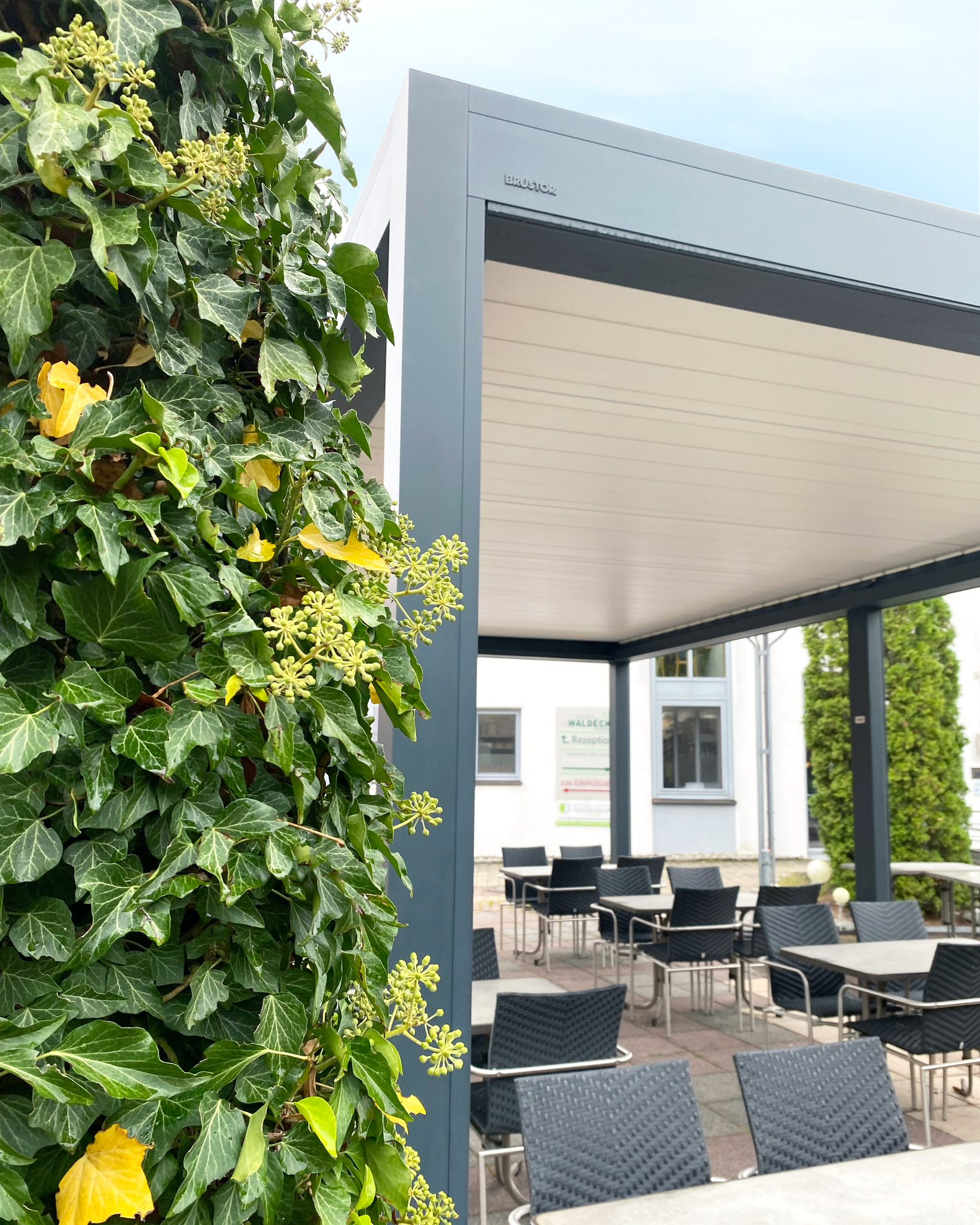 große Pergola mit Lamellen in anthrazit und weiß auf einer Gastronomie Terrasse eines Hotels in Bad Füssing Niederbayern