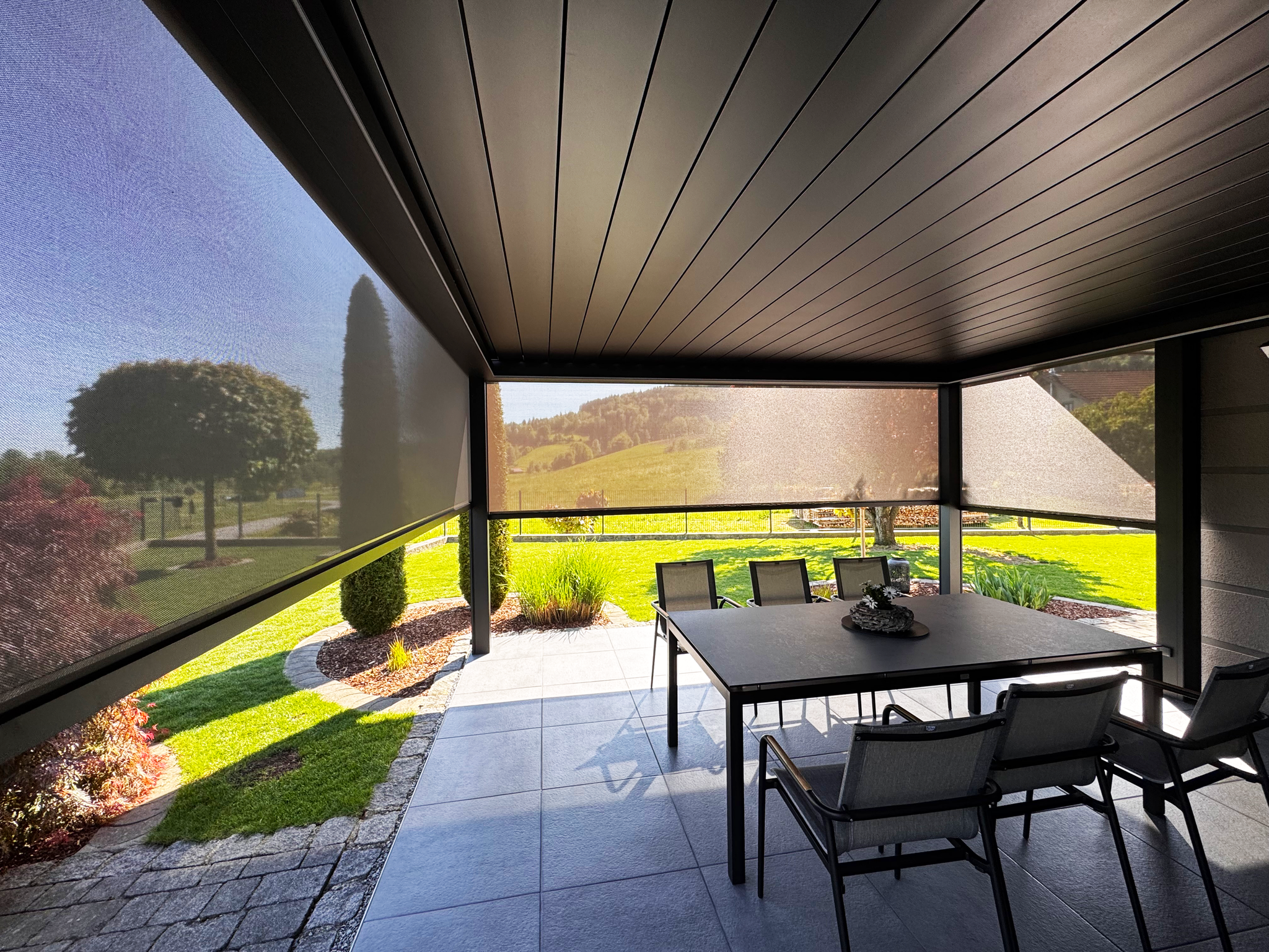 Beschattete Terrasse durch Lamellendach mit Zip-Screens in Freyung Grafenau