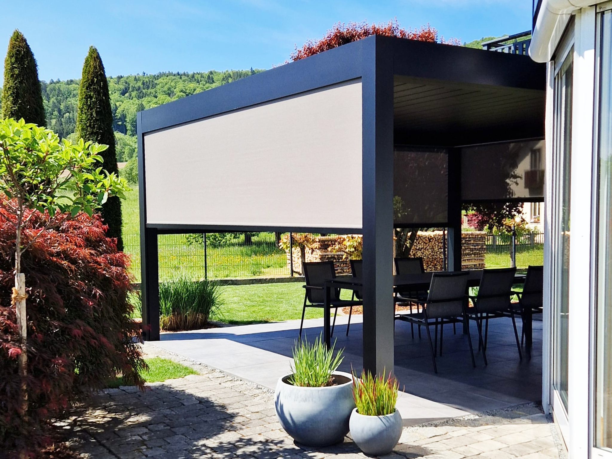 Pergola mit Senkrechtmarkisen an drei Seiten, Sonnenschutz, windgeschützt, Sichtschutz in Freyung