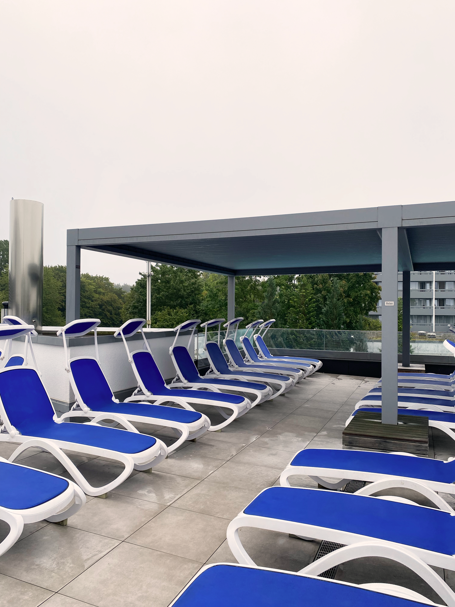 Überdachung im Ruhebereich und Gastronomie in der Therme in Bad Füssing, Niederbayern