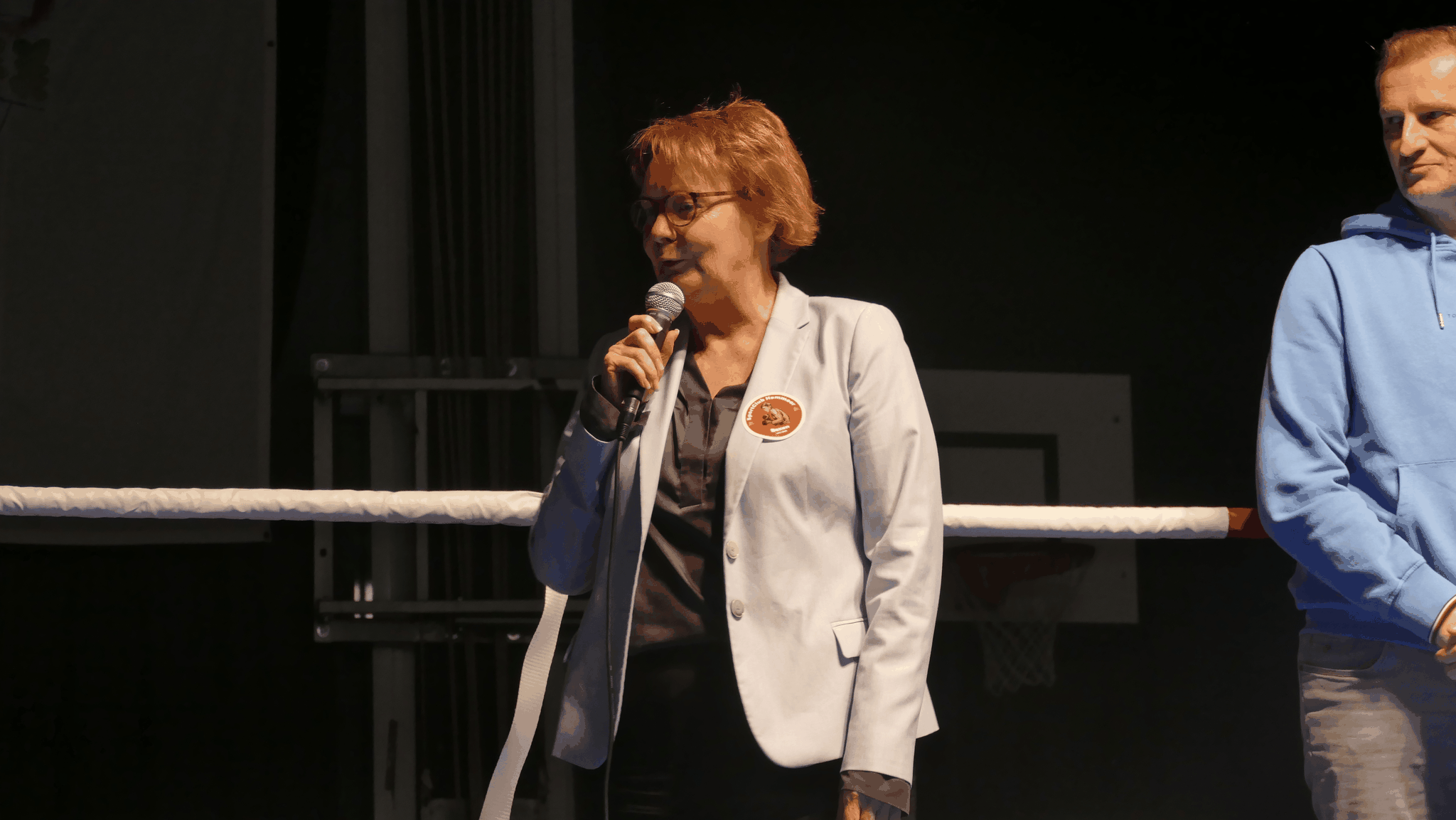 Schaute sich zum ersten Mal Boxpsort live an: Die Niedersächs. Innenministerin Daniela Behrens