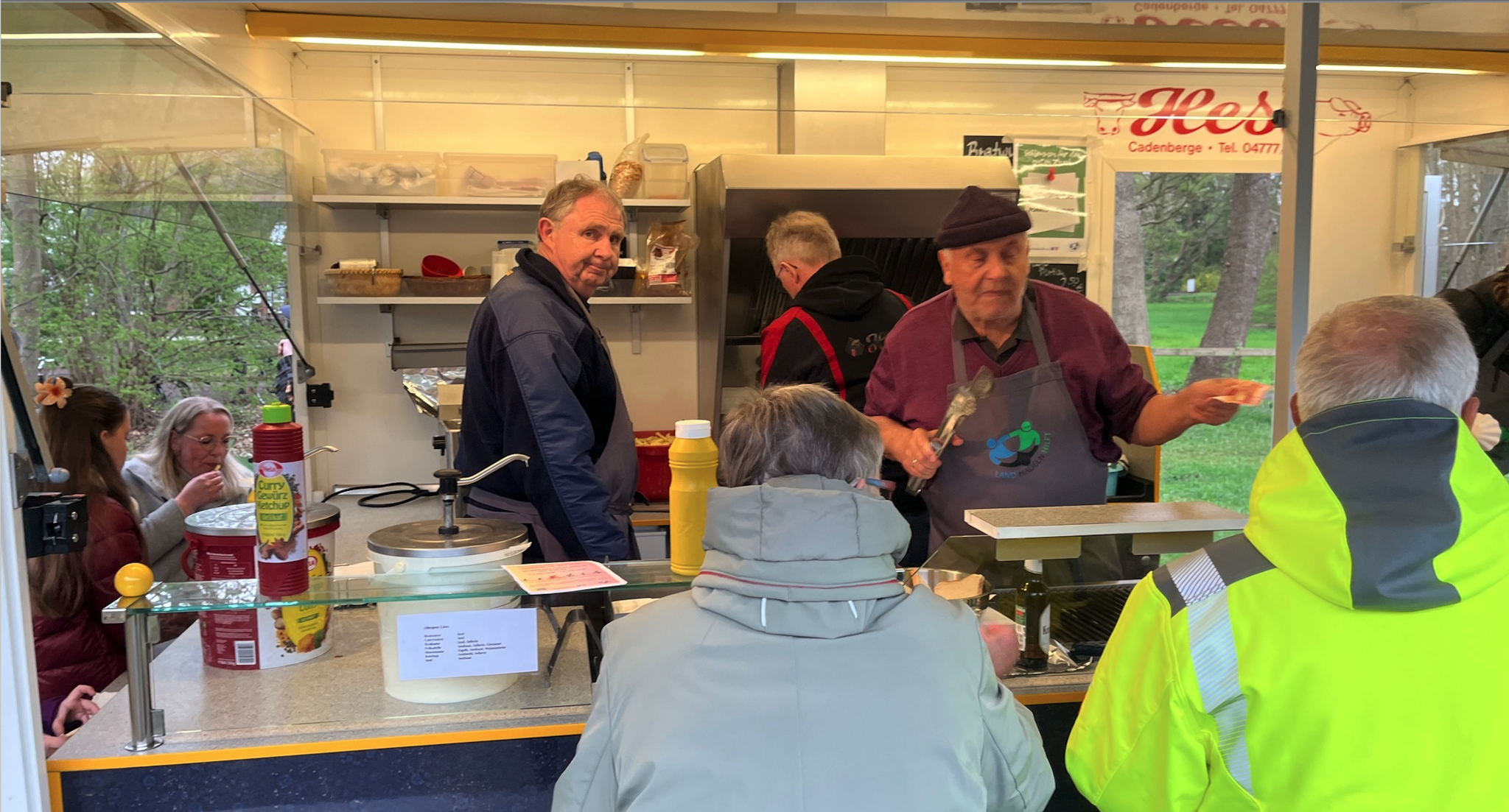 "Land Hadeln hilft e.V." - auch beim Bratwurstgrillen