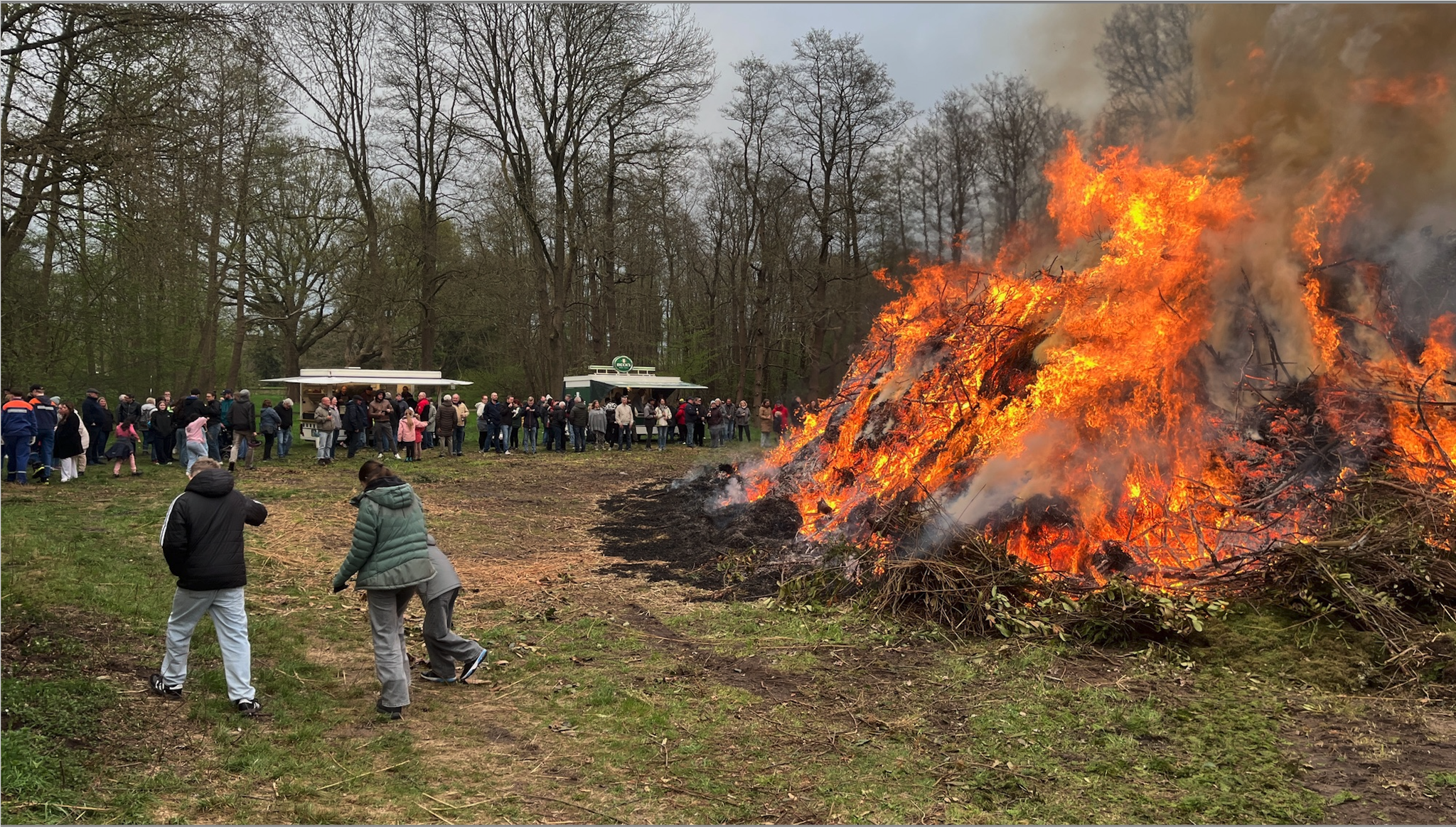 Alle bestaunen das Feuer