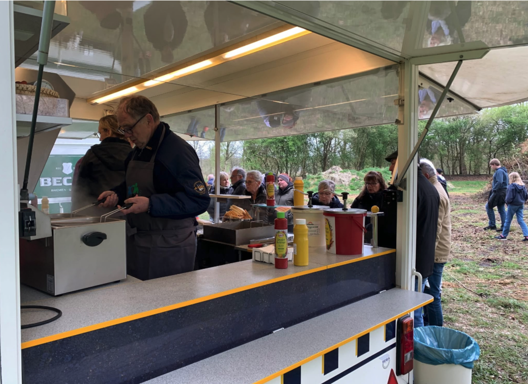 Die ersten "Kunden" warten schon am Stand von "Land Hadeln Hilft e.V."