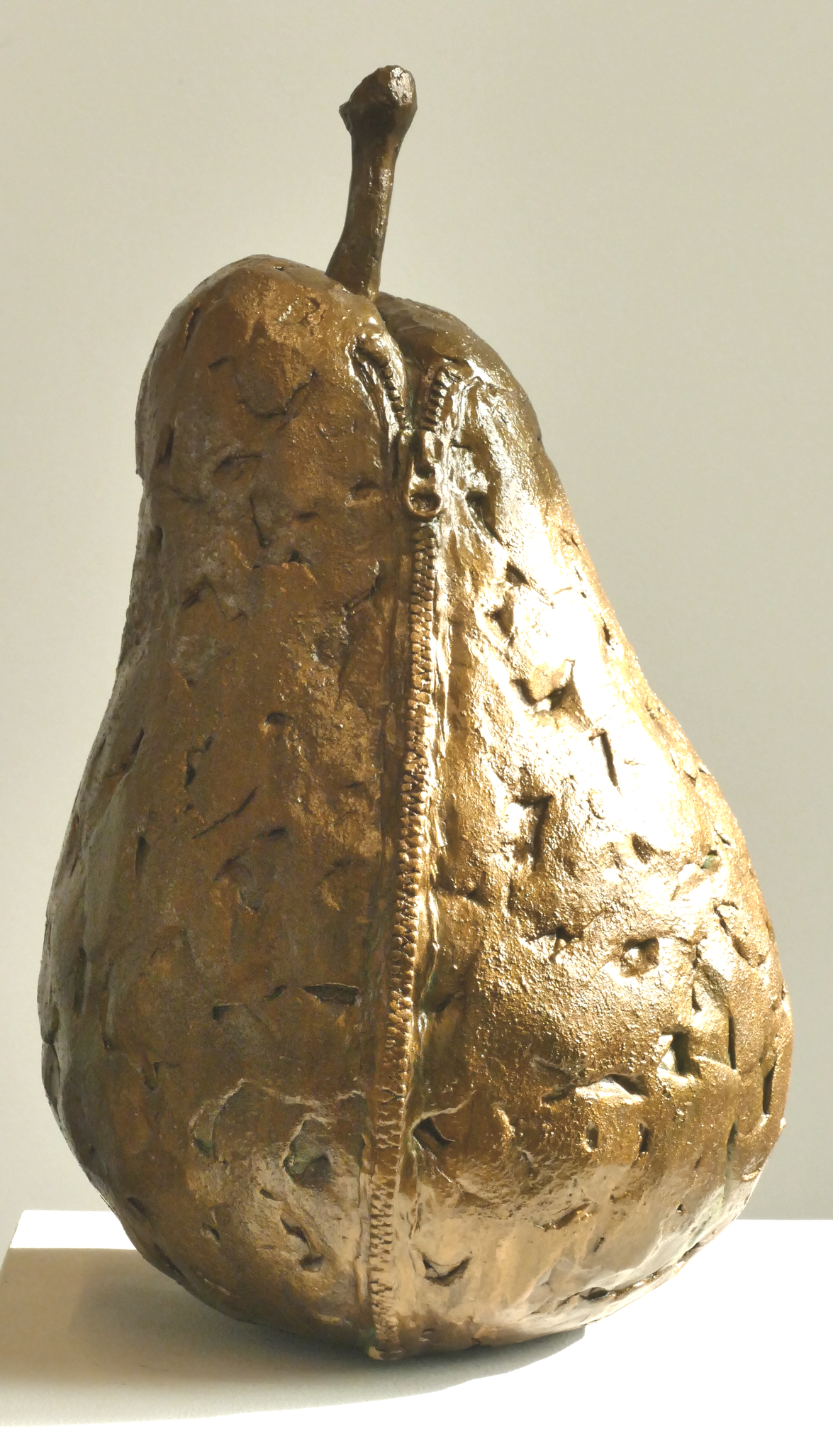 Birne, 2022, aus feiner Bronze,  Auflage: 7 Exemplare