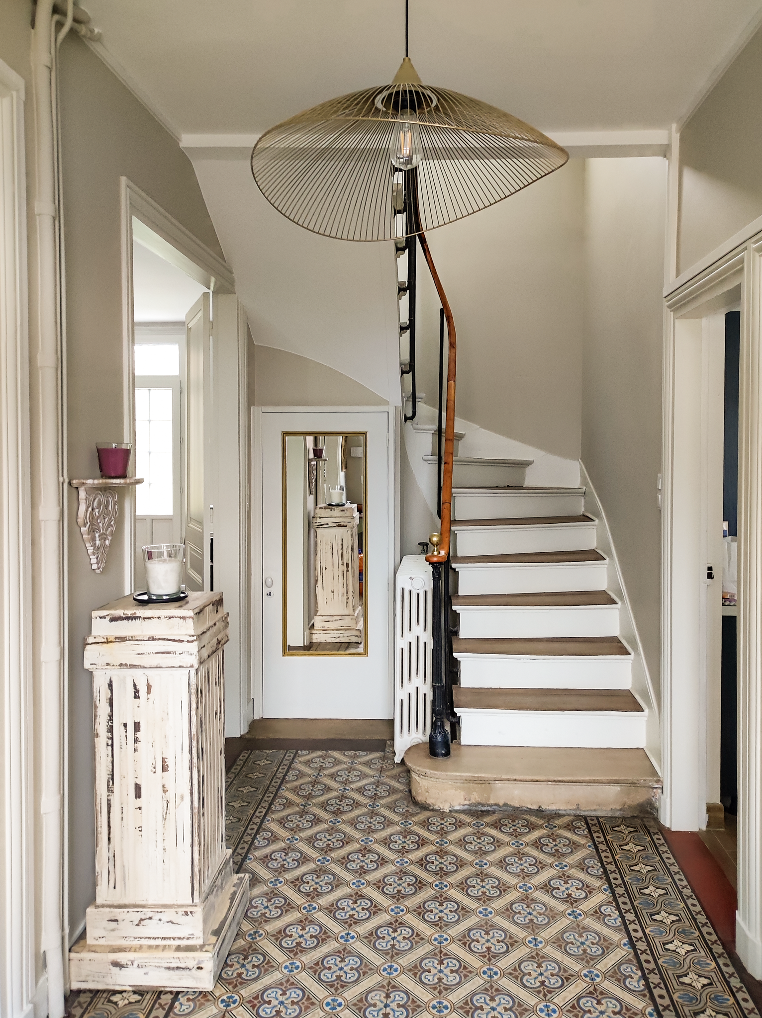 Entrée rénovée et lumineuse, avec des espaces fonctionnels et une circulation clarifiée, dans une maison de maître de l’Oise.