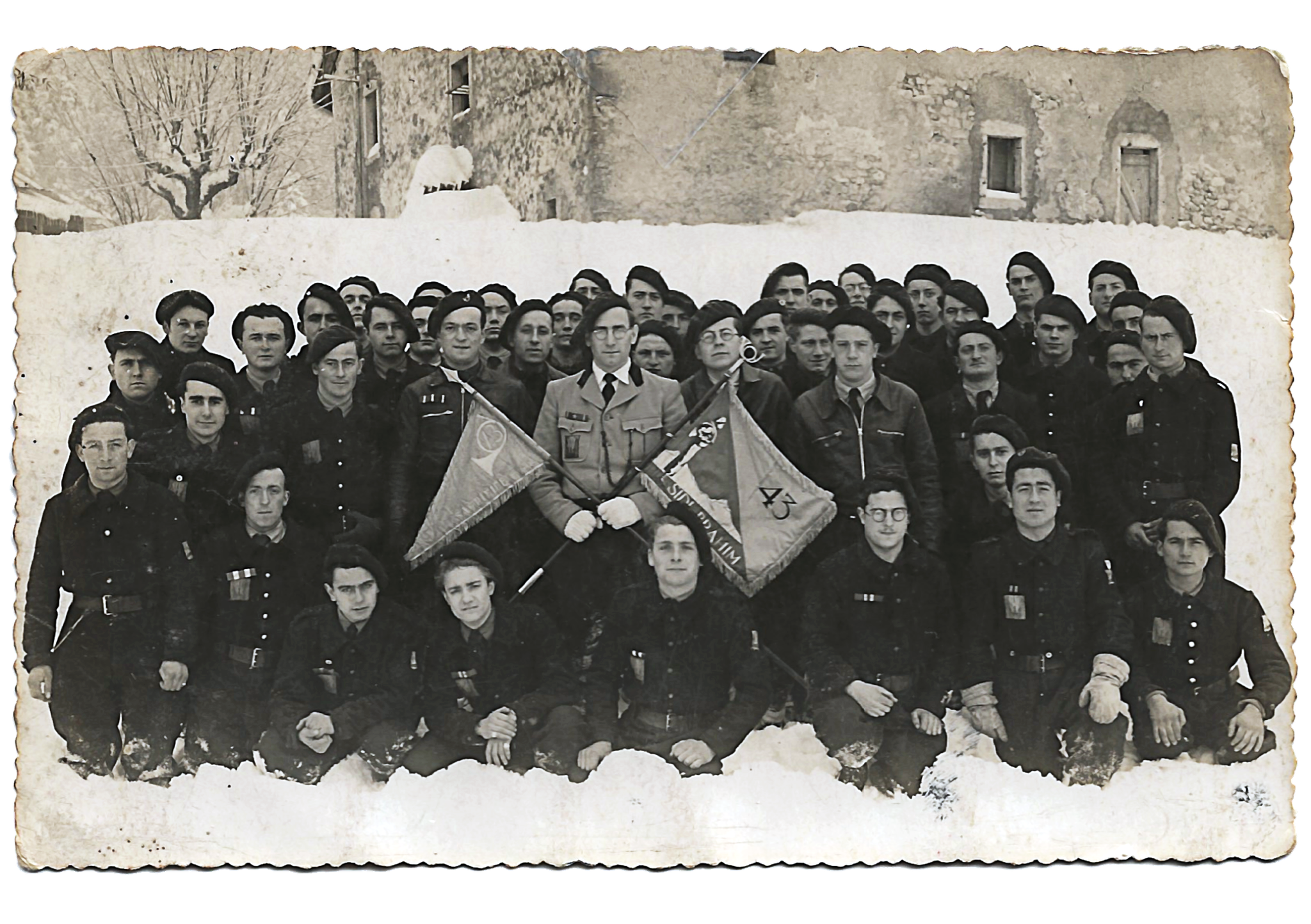 Chantier de la Bâtonnière classe 1940 - au centre le Chef Paul Flagey tenant dans ses mains le fanion du groupement Sidi-Brahim et celui de la Bâtonnière avec le cor emblématique