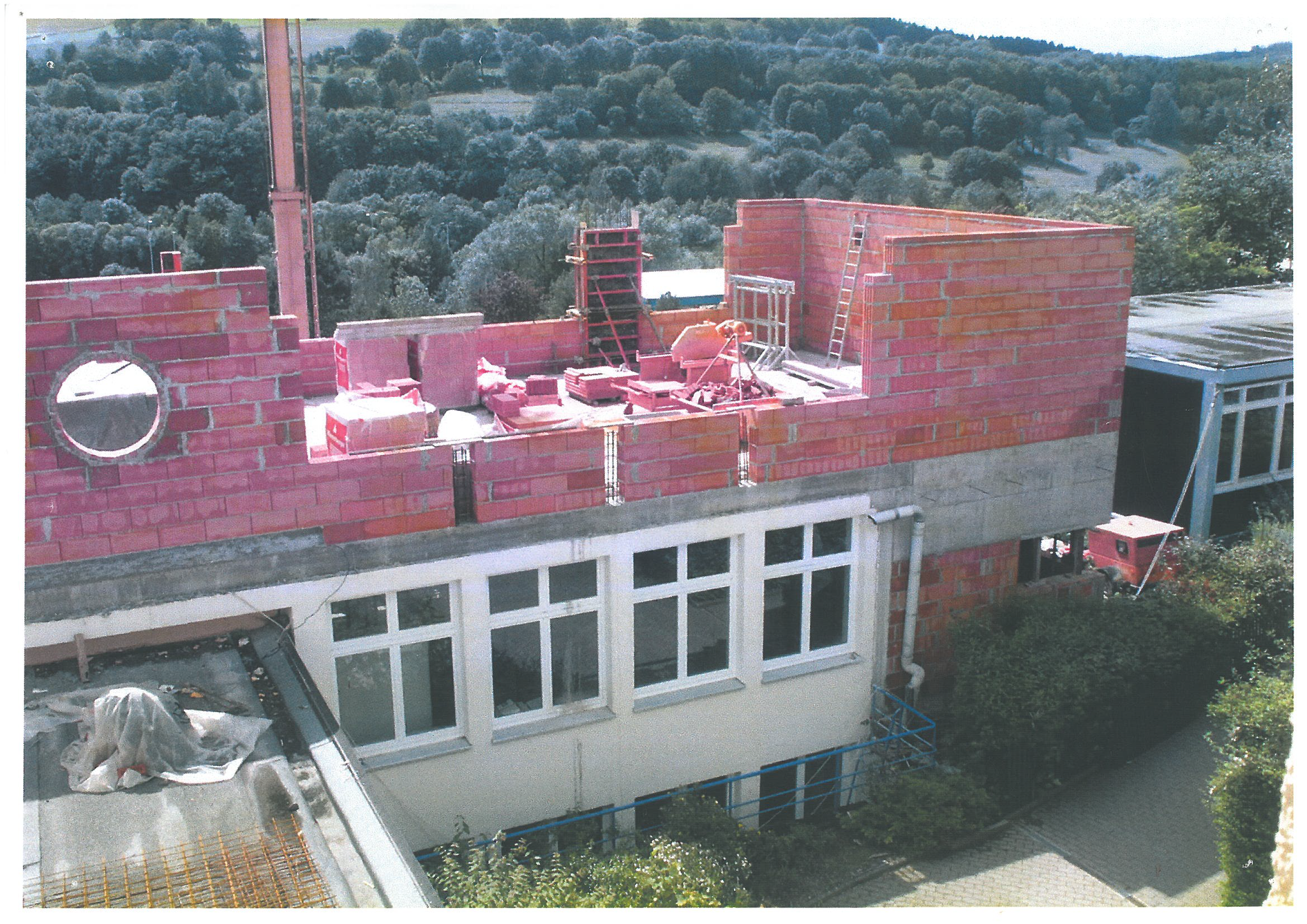 Auf dem Grundbau wird ein neues Stockwerk errichtet (Juni 2002)