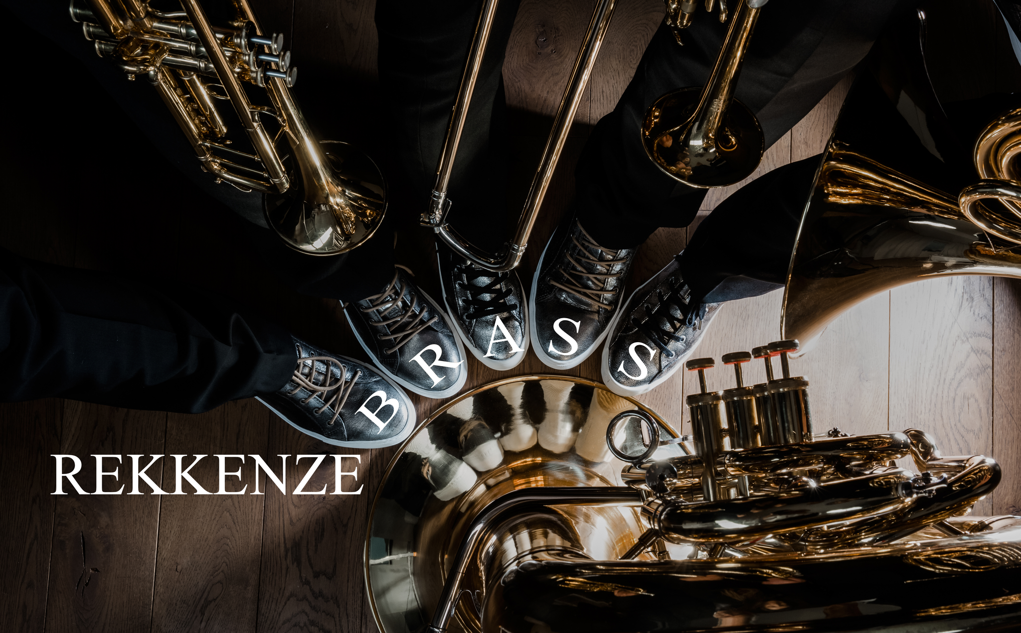 REKKENZE BRASS Schrift und Schuhe