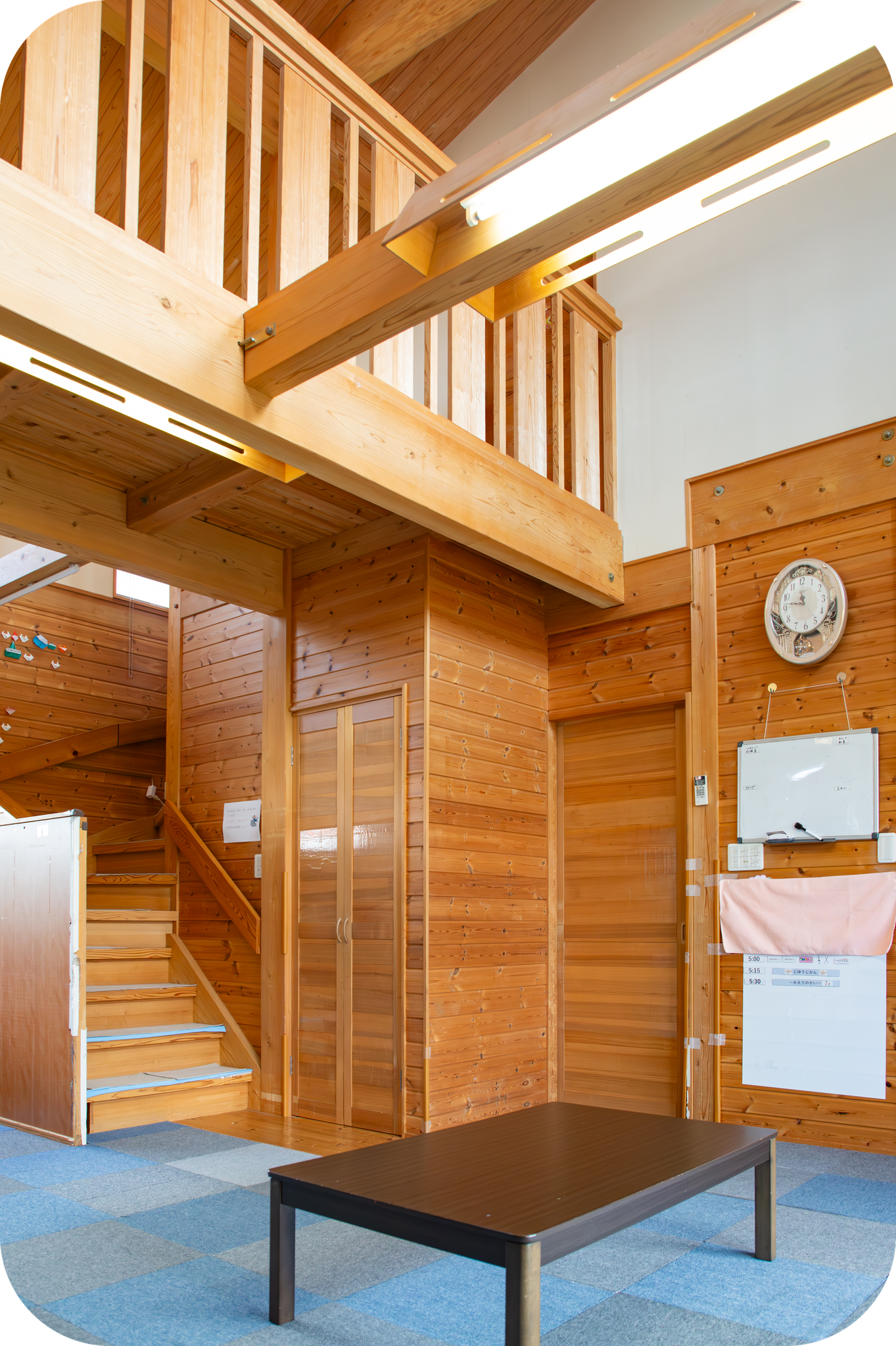 木目調のお部屋でゆったりとした気分でプログラムに取り組めます