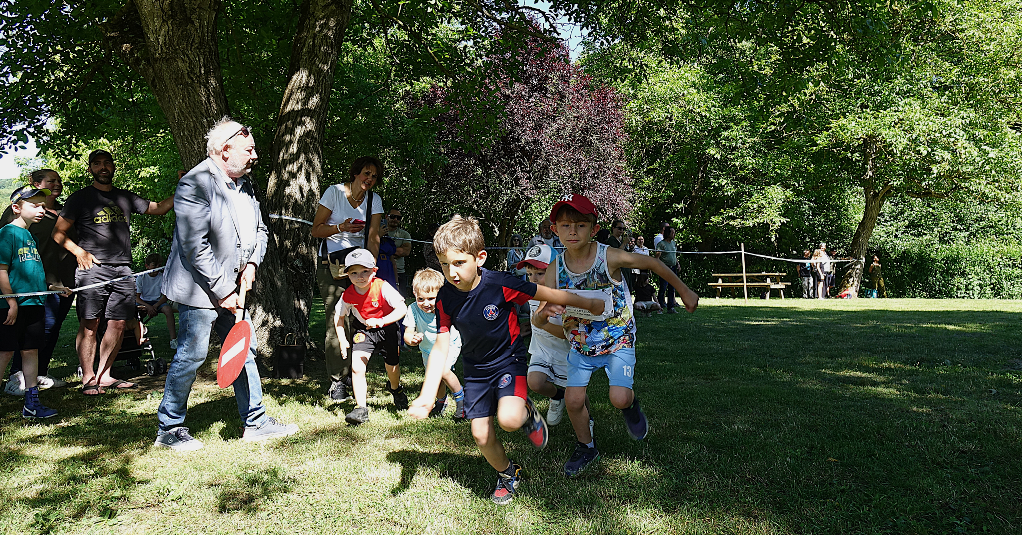Gilles Cordival, maire de Mont-Saint-Père, donne le départ des tours de "piste" du regroupement scolaire.