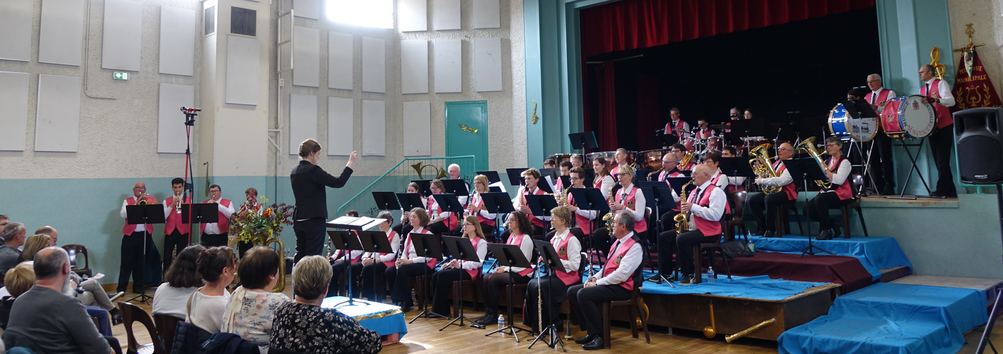 Adélie Lourdeaux dirigeant la Musique Municipale de Magenta et l'Harmonie des Chemins de Fer d'Épernay.