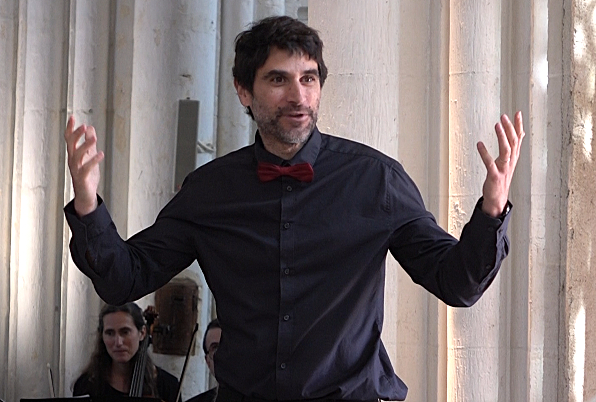 Le chef d'orchestre Evrard Sicre présente l'ensemble des pièces au public.