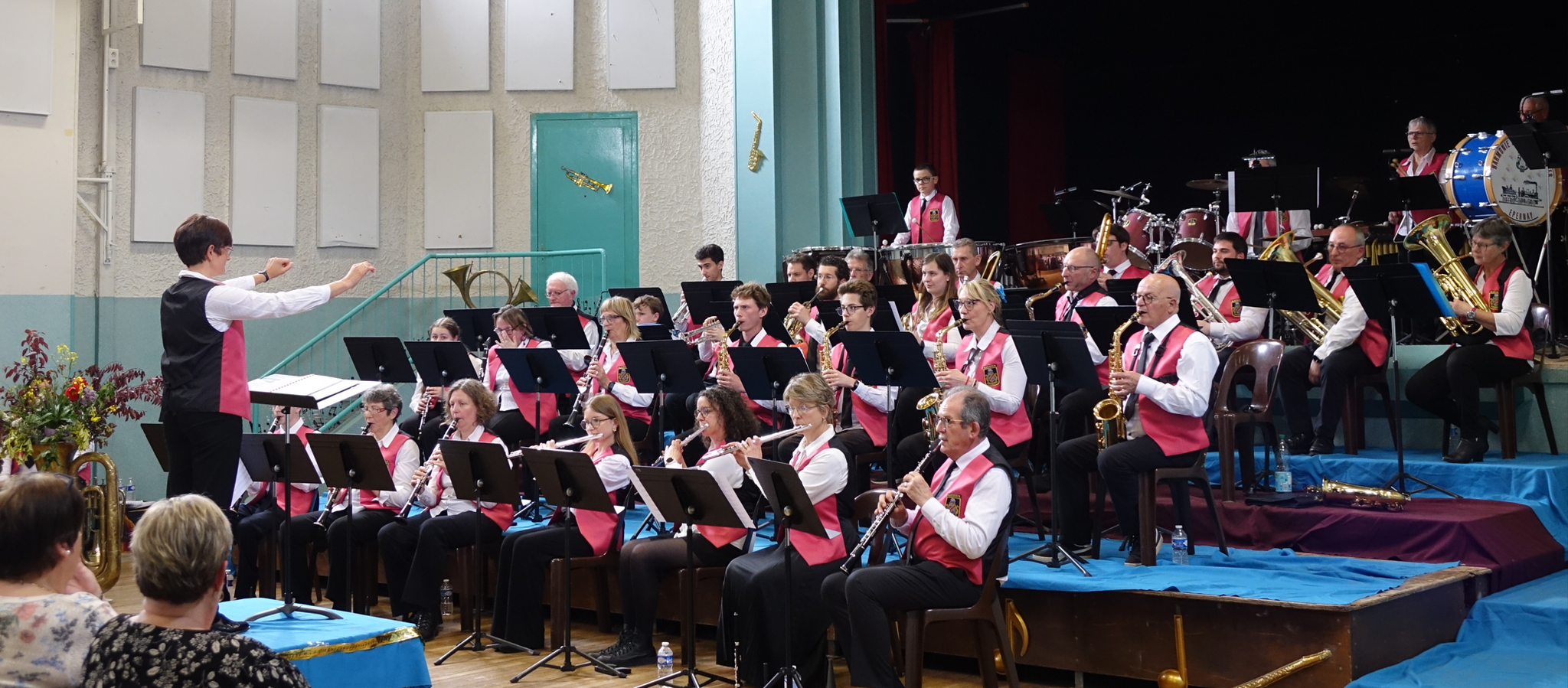 Caroline Scheffer dirigeant la Musique Municipale de Magenta et l'Harmonie Des Chemins de Fer d'Épernay.