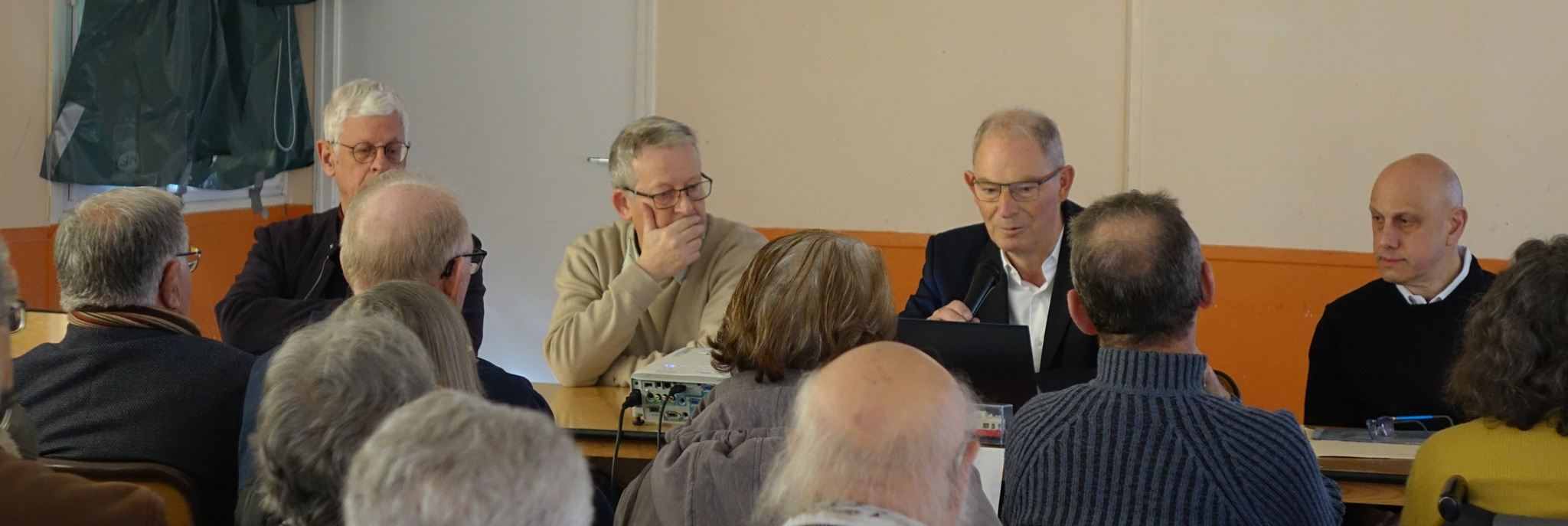 Au fond, de gauche à droite : Benoît Fichet, trésorier, Pascal Giton, vice-président, Yves Coquel et Vincent Montagnon, vice-président.