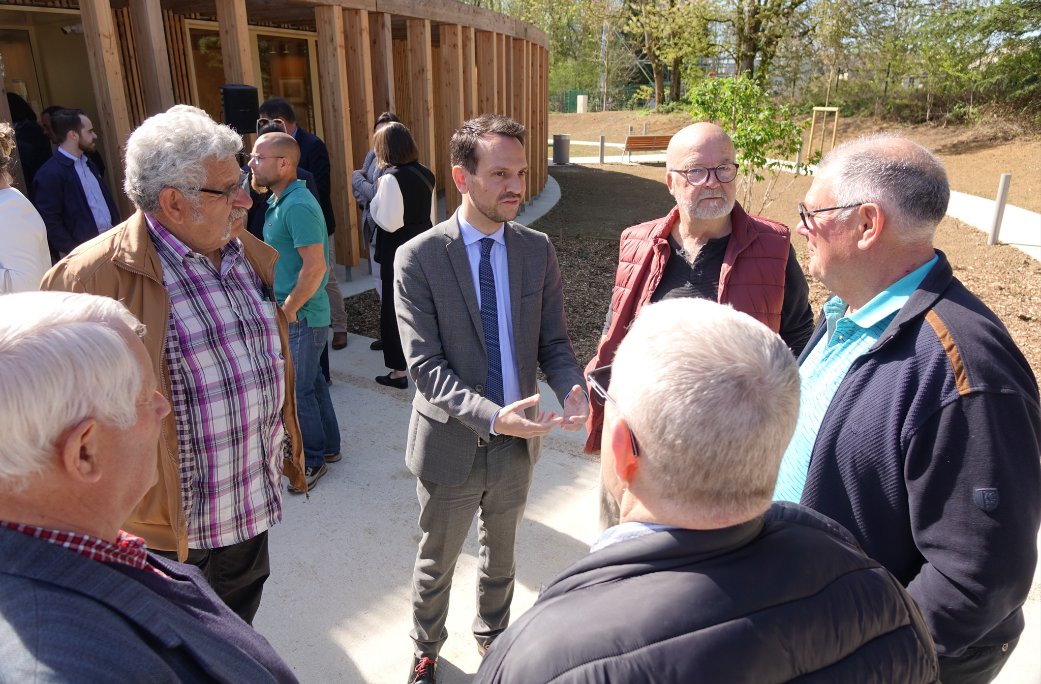 De nombreux maires Sud-Axonais sont présents.