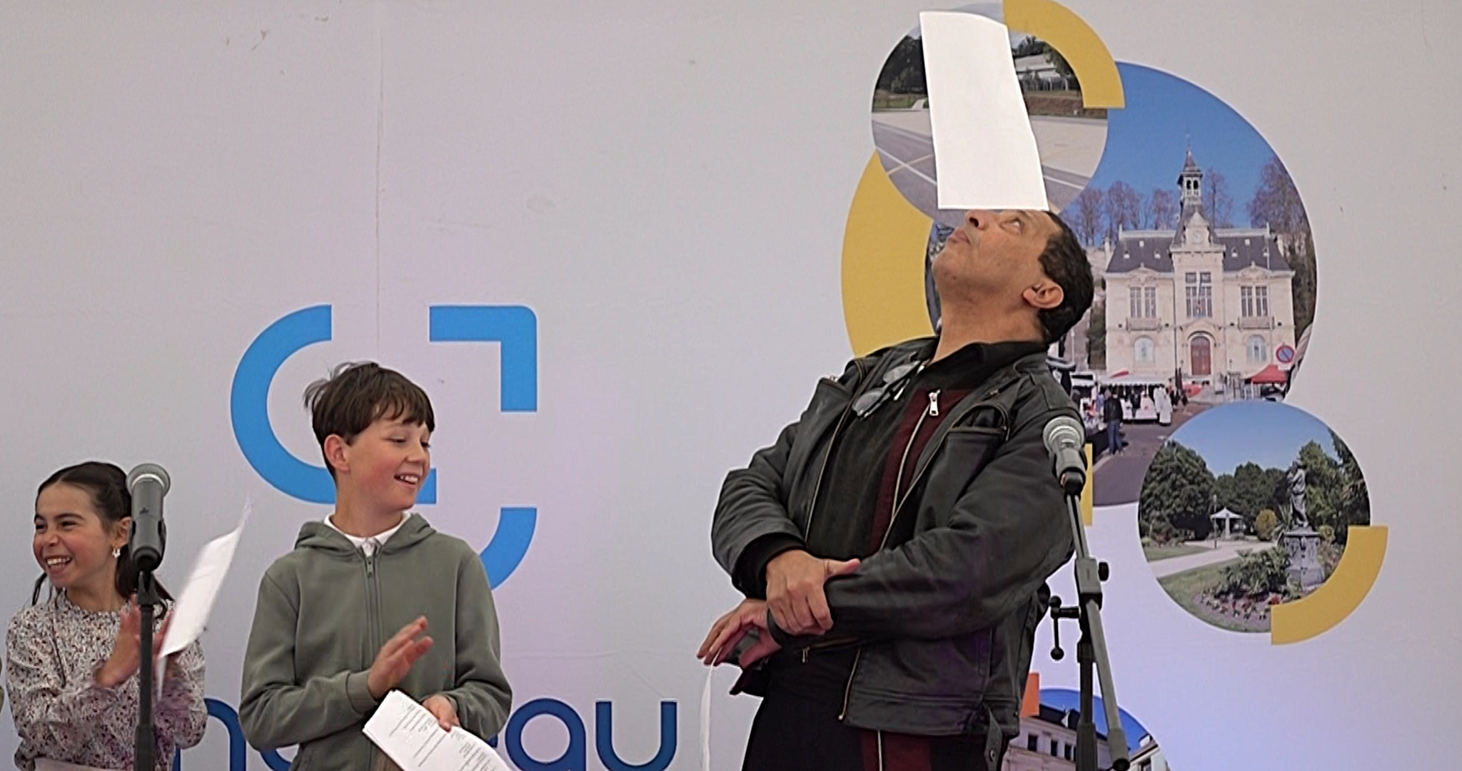 Smaïn accueille Les Petits Champions de la Lecture sur le stand des Éditions CotCotCot.