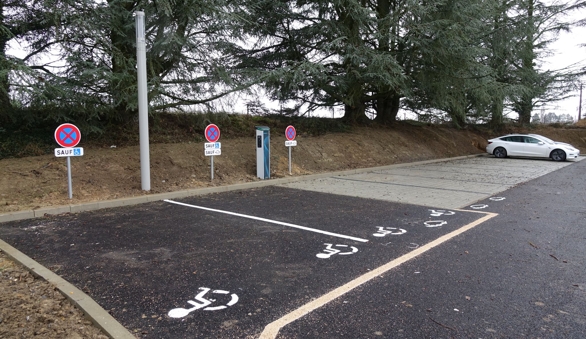 Places de stationnement y compris PMR, borne de recharge électrique : Une offre complète.Un parking adapté.