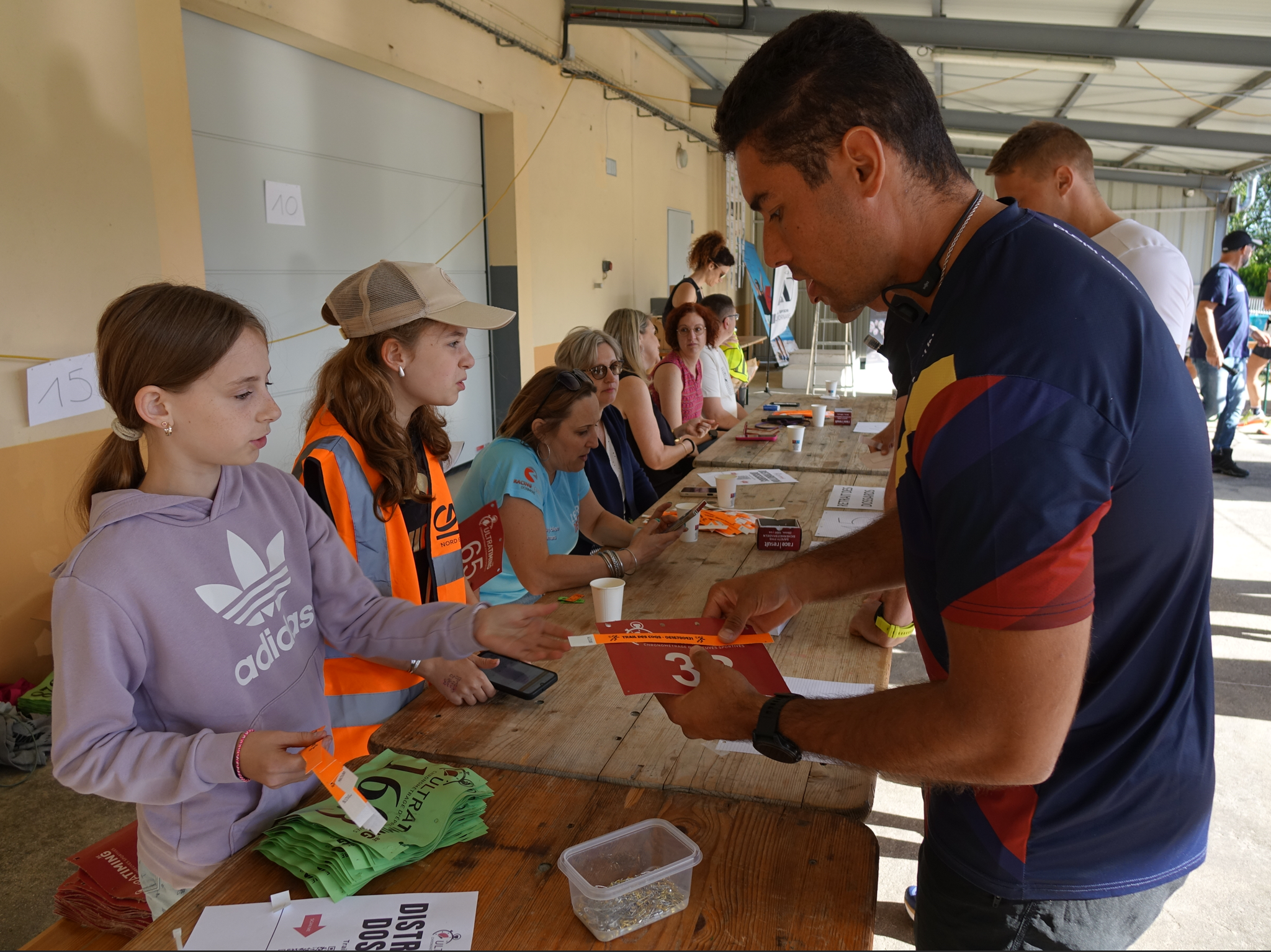 Petits et grands bénévoles du Racing Club Dormans distribuent dossards et bracelets aux participants...accueillent les partic