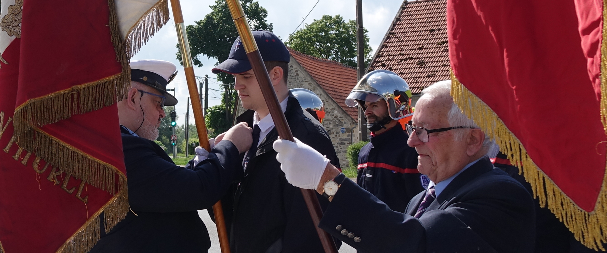 Alexy Delannoy reçoit le brevet de porte-drapeau pour dix années de services accomplis des mains de Christophe Delannoy.