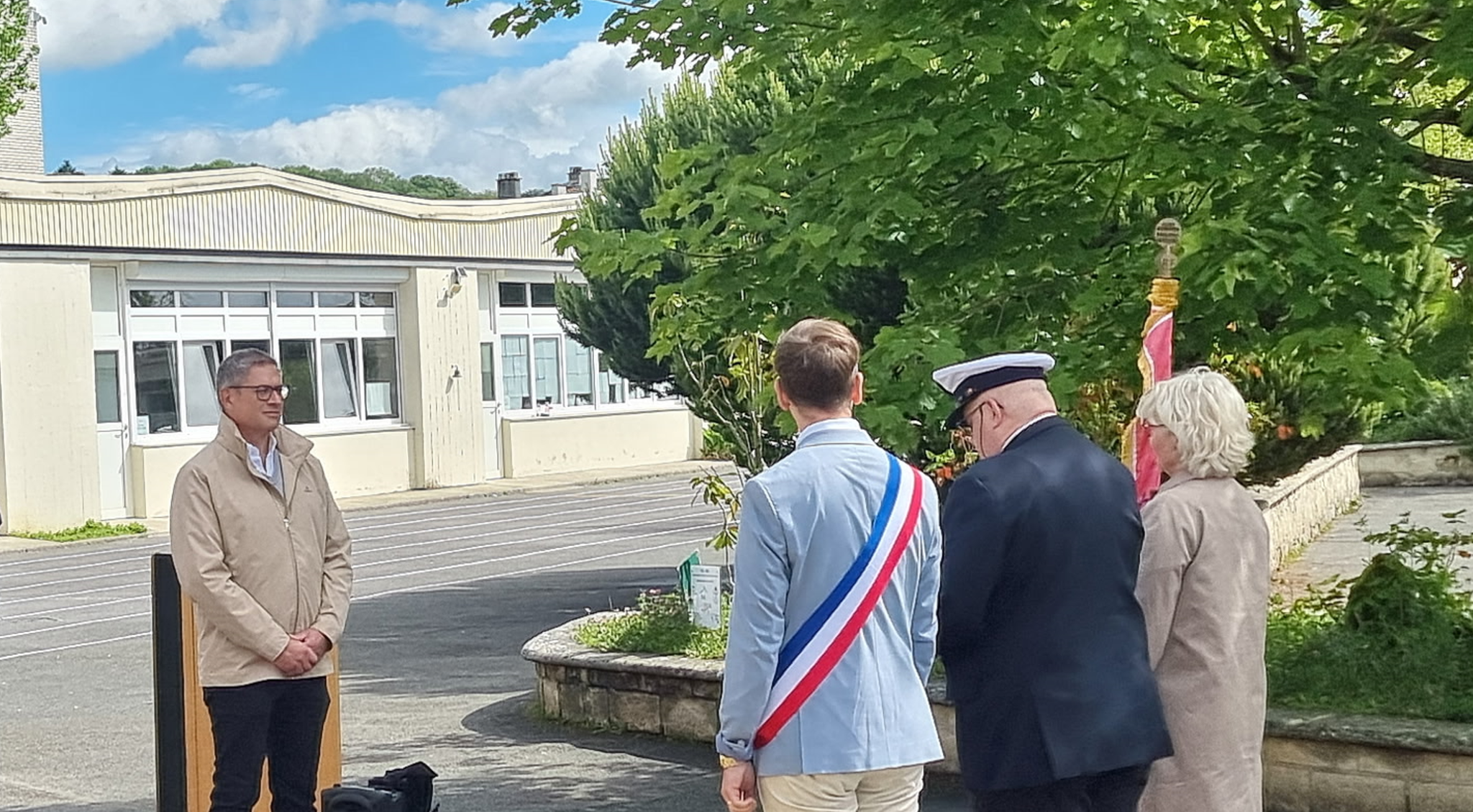 De face : Marc Magnier, directeur de l'École Vaucrises-Hérissons de Château-Thierry.